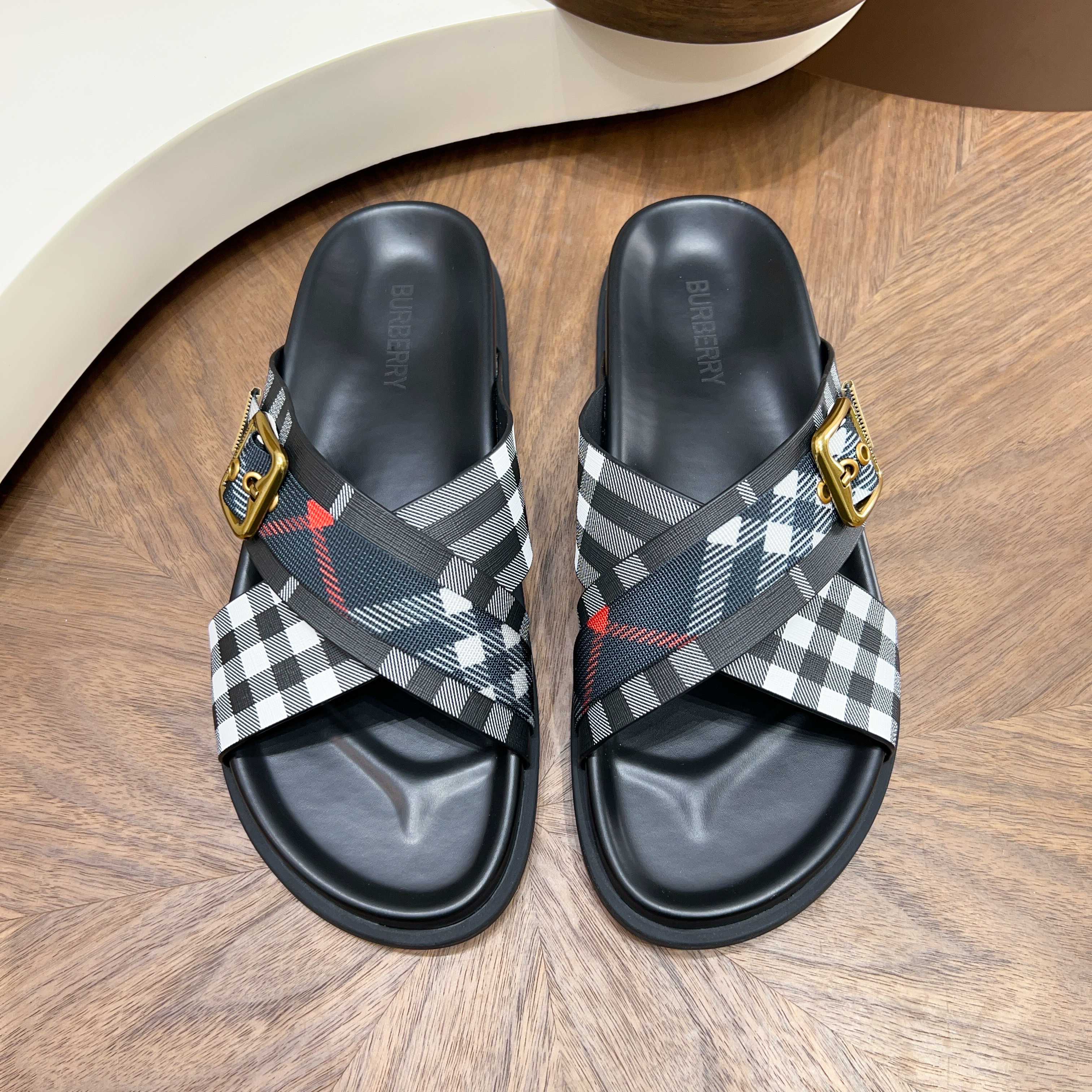 버버리(Burberry) TB 메탈 로고 크로스 레더 샌들 슬리퍼 신발