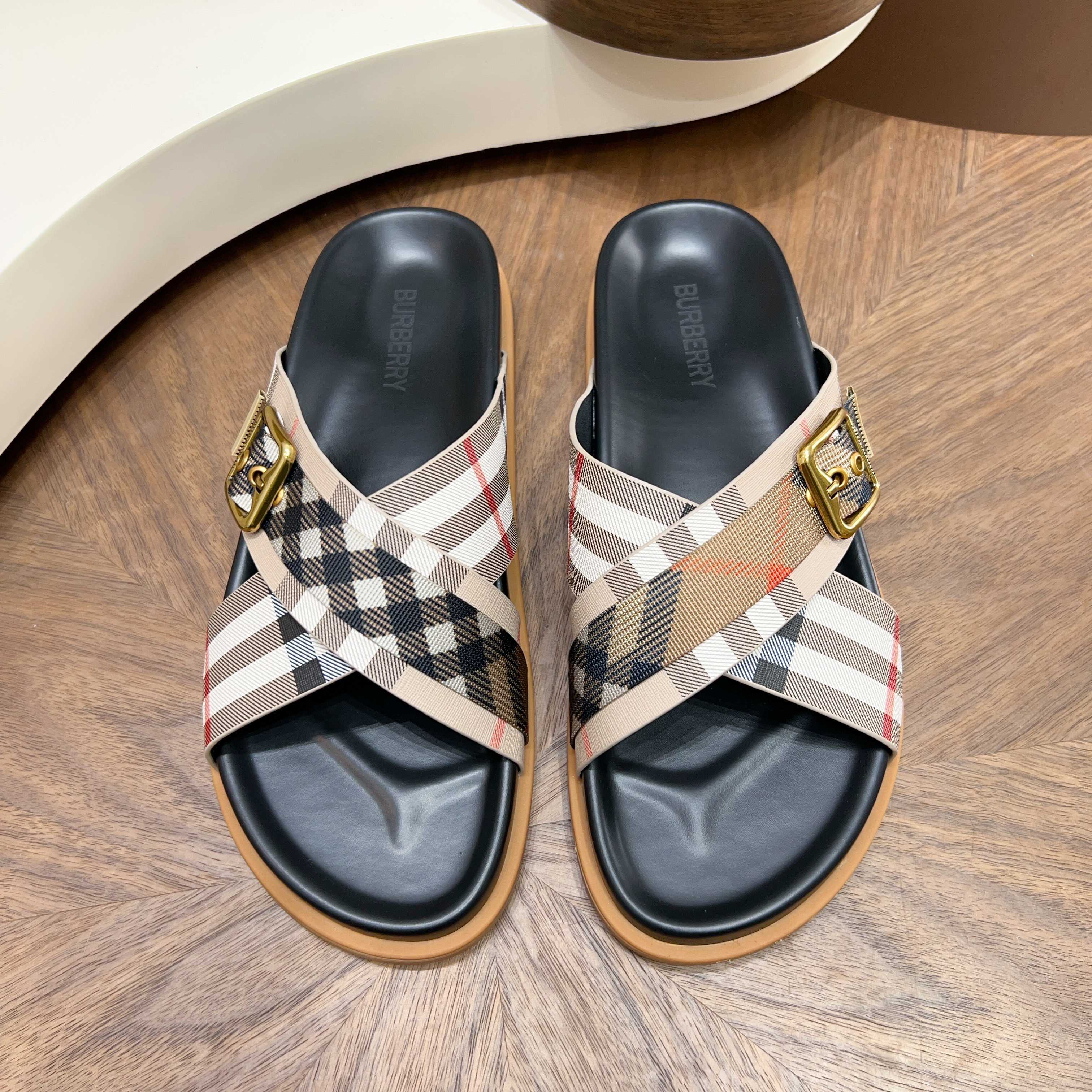 버버리(Burberry) TB 메탈 로고 크로스 레더 샌들 슬리퍼 신발