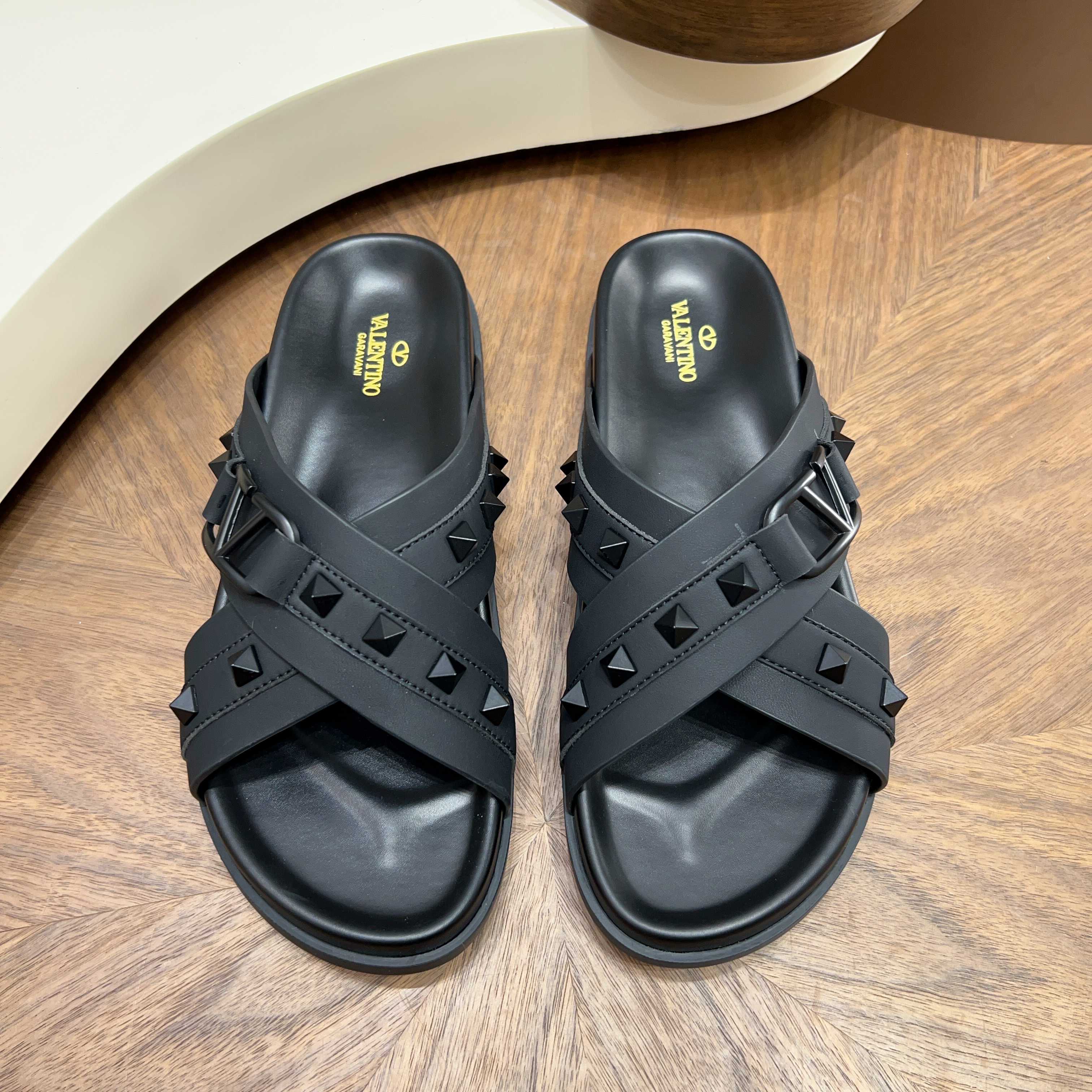 발렌티노(Valentino) 메탈 락스터드 포인트 레더 샌들 슬리퍼 신발