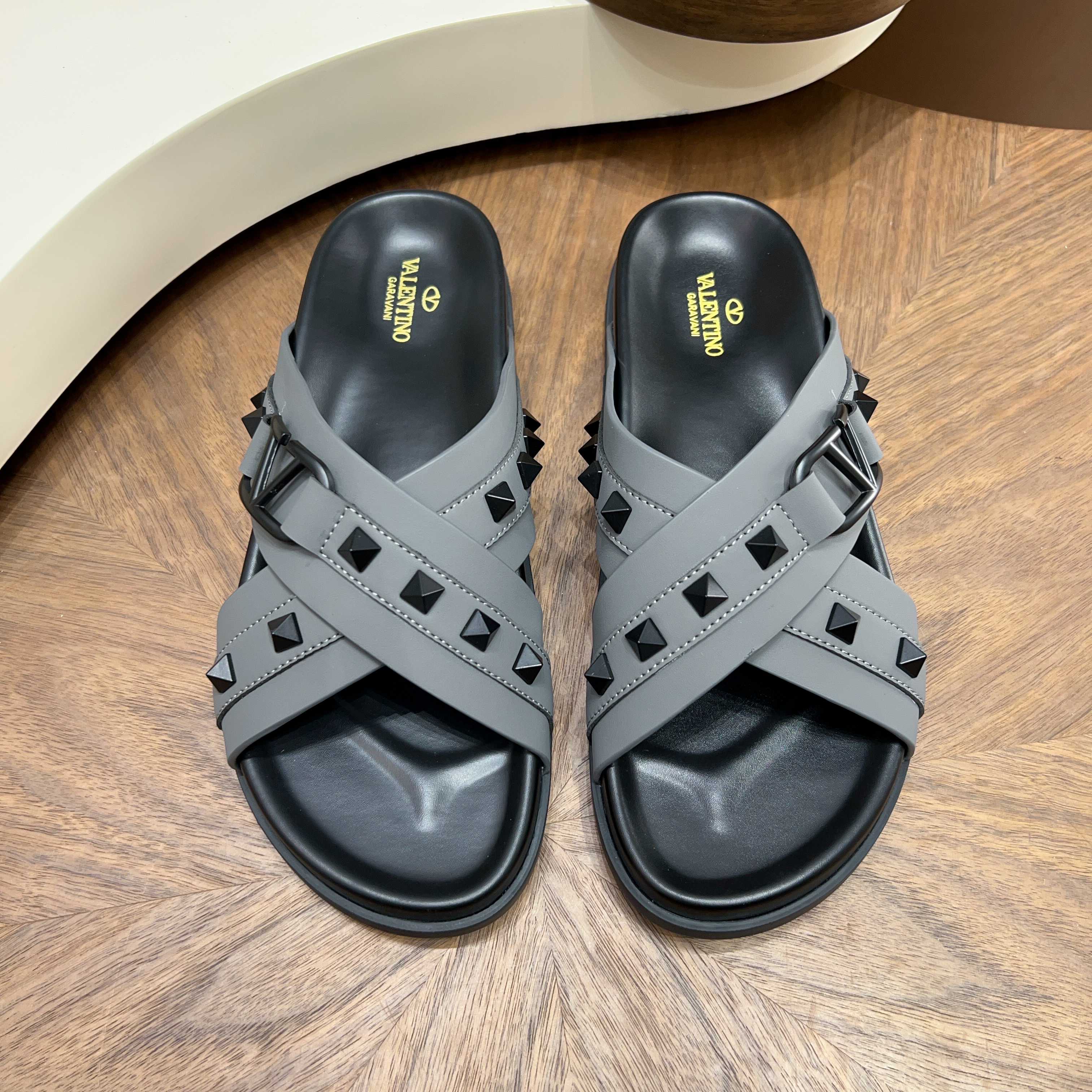 발렌티노(Valentino) 메탈 락스터드 포인트 레더 샌들 슬리퍼 신발