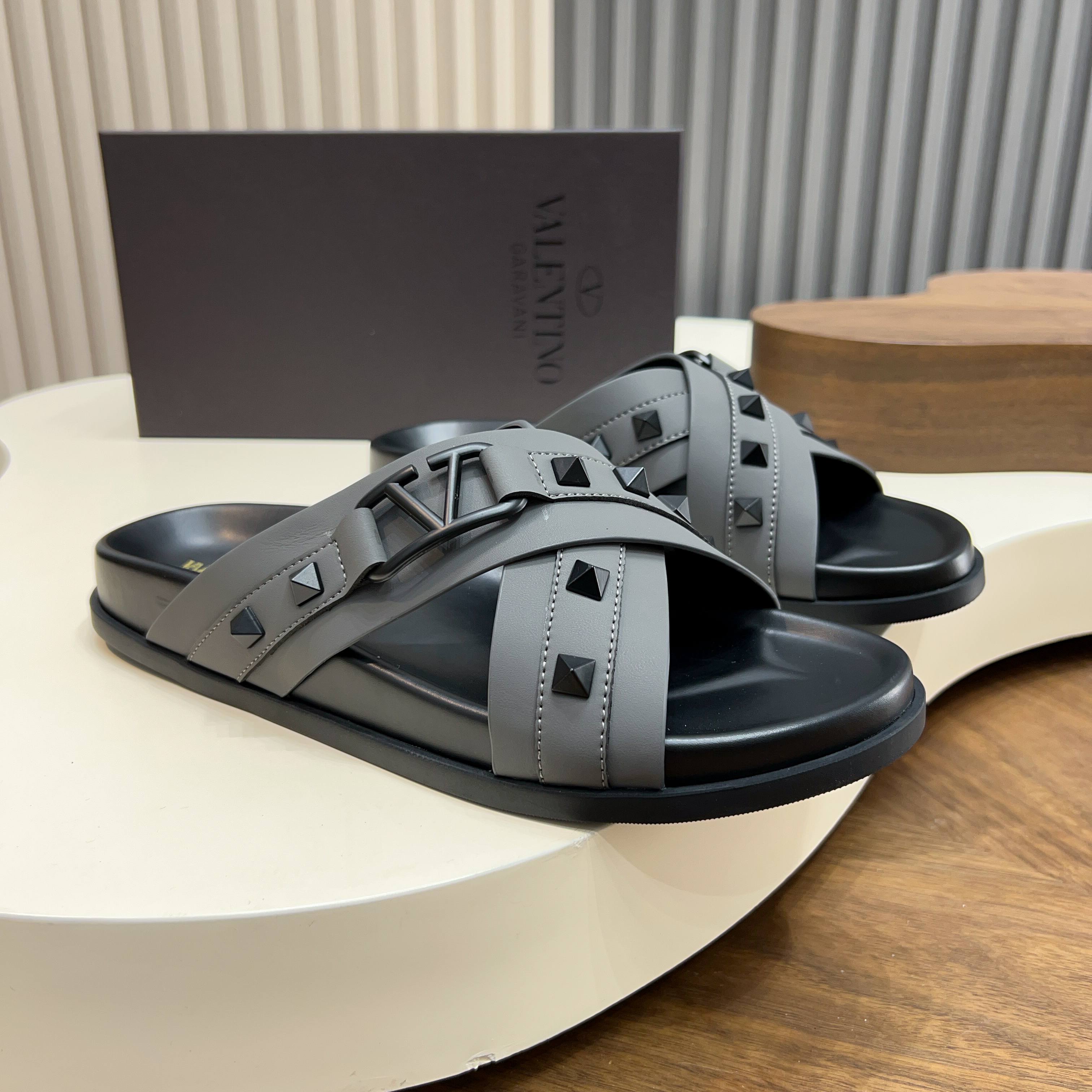 발렌티노(Valentino) 메탈 락스터드 포인트 레더 샌들 슬리퍼 신발