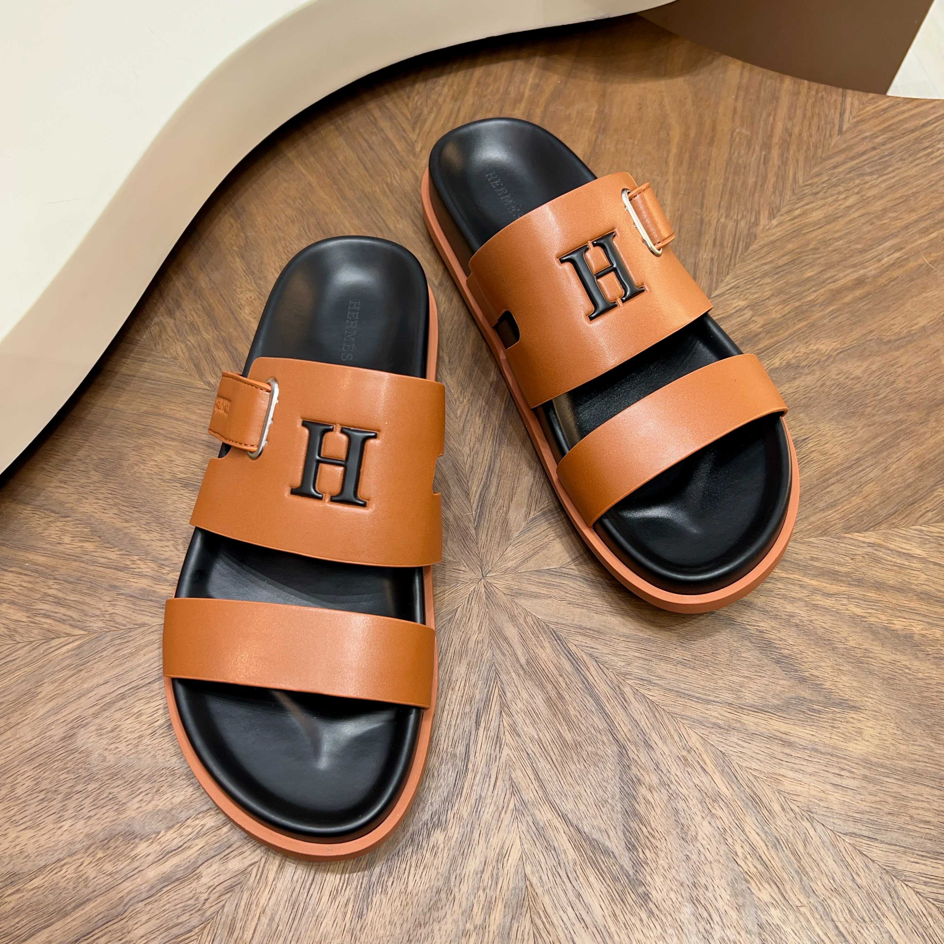 에르메스(Hermes) 메탈 장식 샌들 슬리퍼 신발