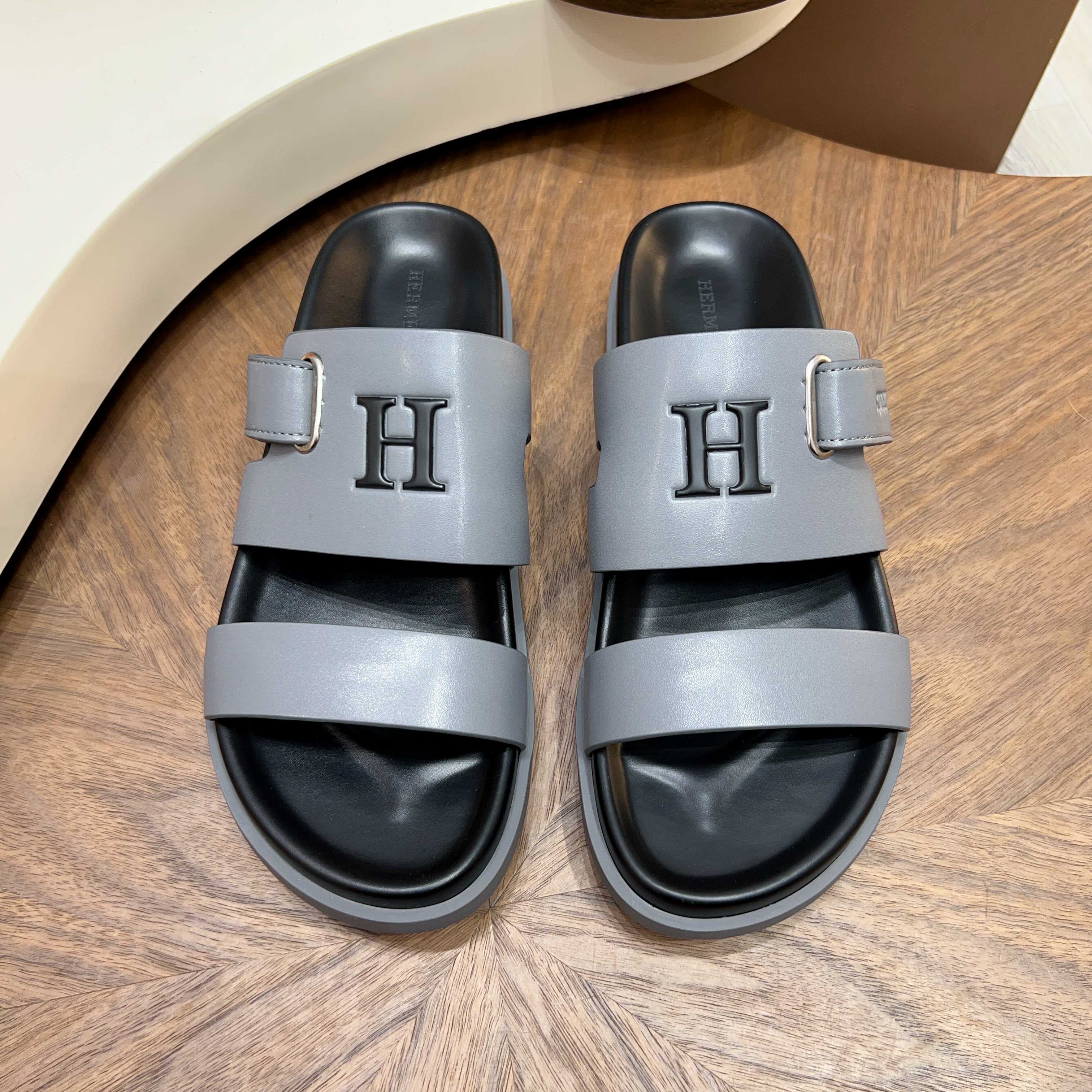 에르메스(Hermes) 메탈 장식 샌들 슬리퍼 신발