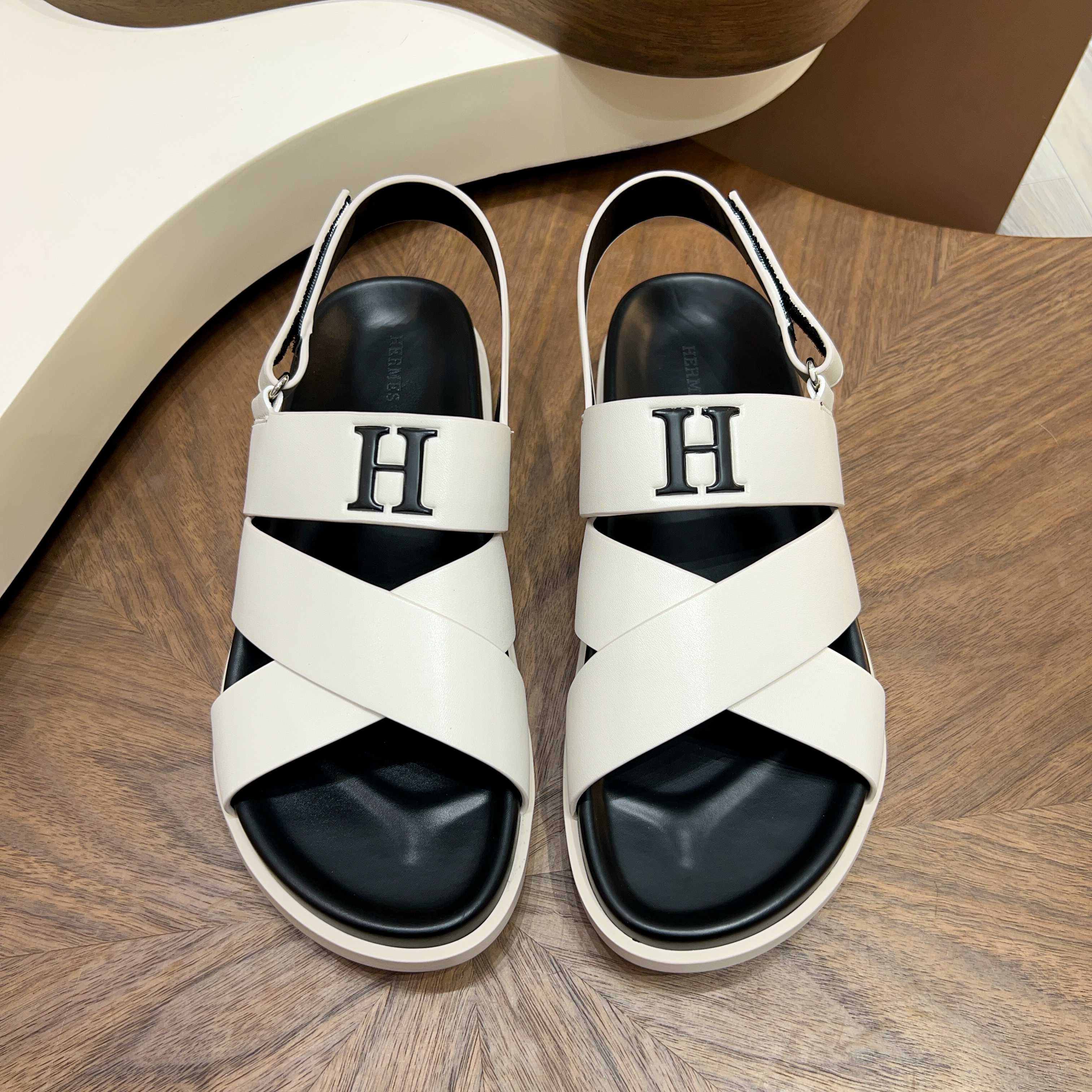 에르메스(Hermes) 메탈 장식 샌들 슬리퍼 신발