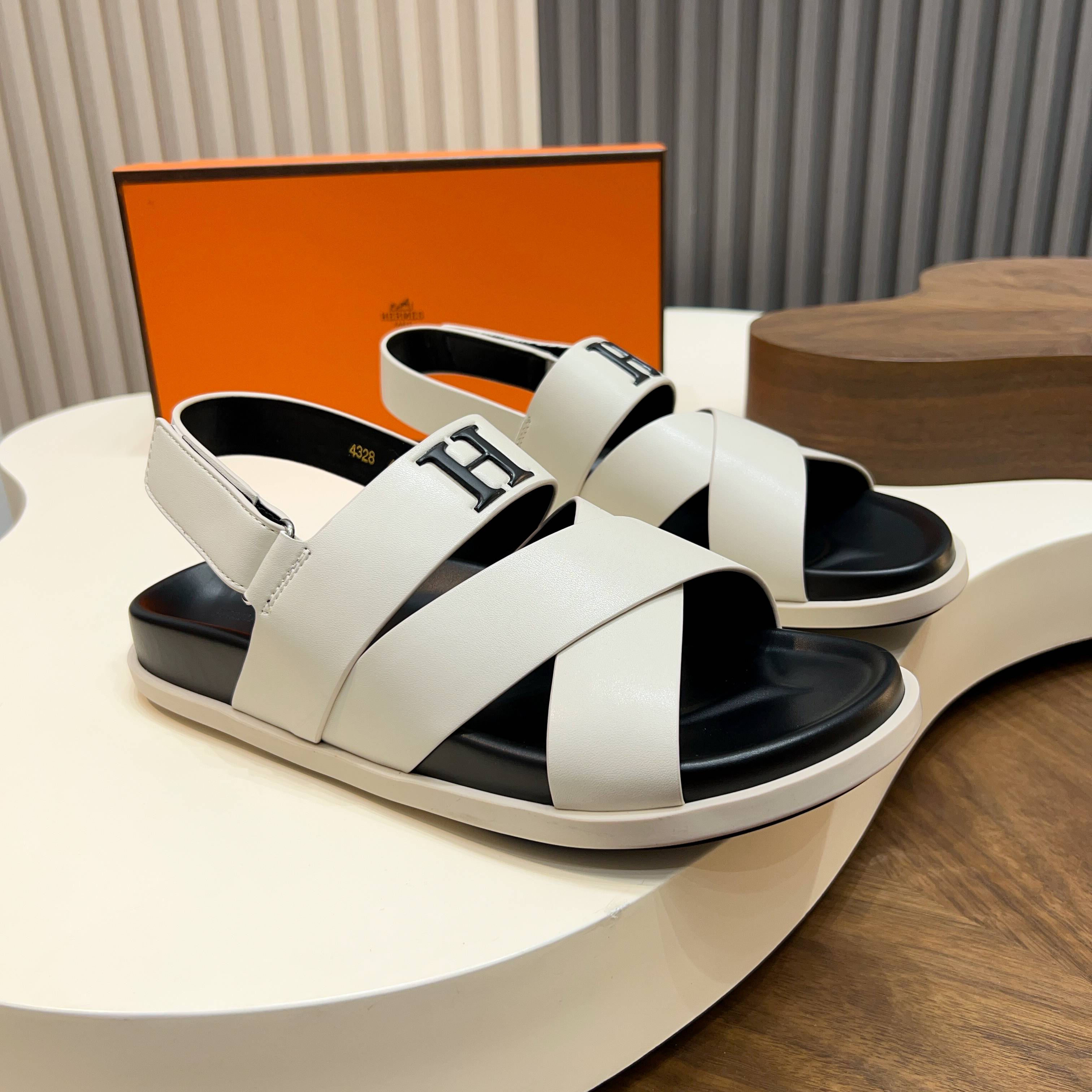 에르메스(Hermes) 메탈 장식 샌들 슬리퍼 신발
