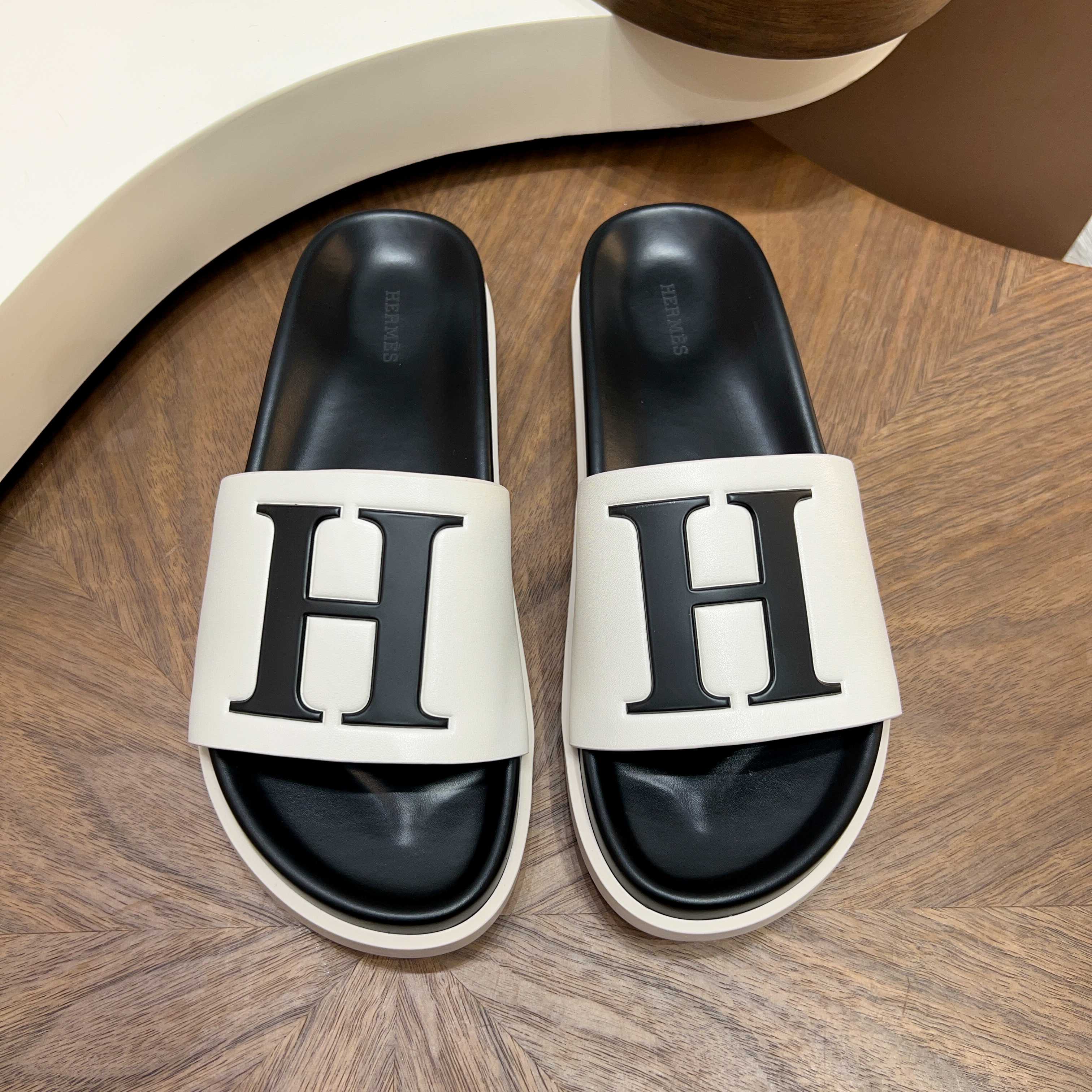 에르메스(Hermes) 메탈 장식 샌들 슬리퍼 신발