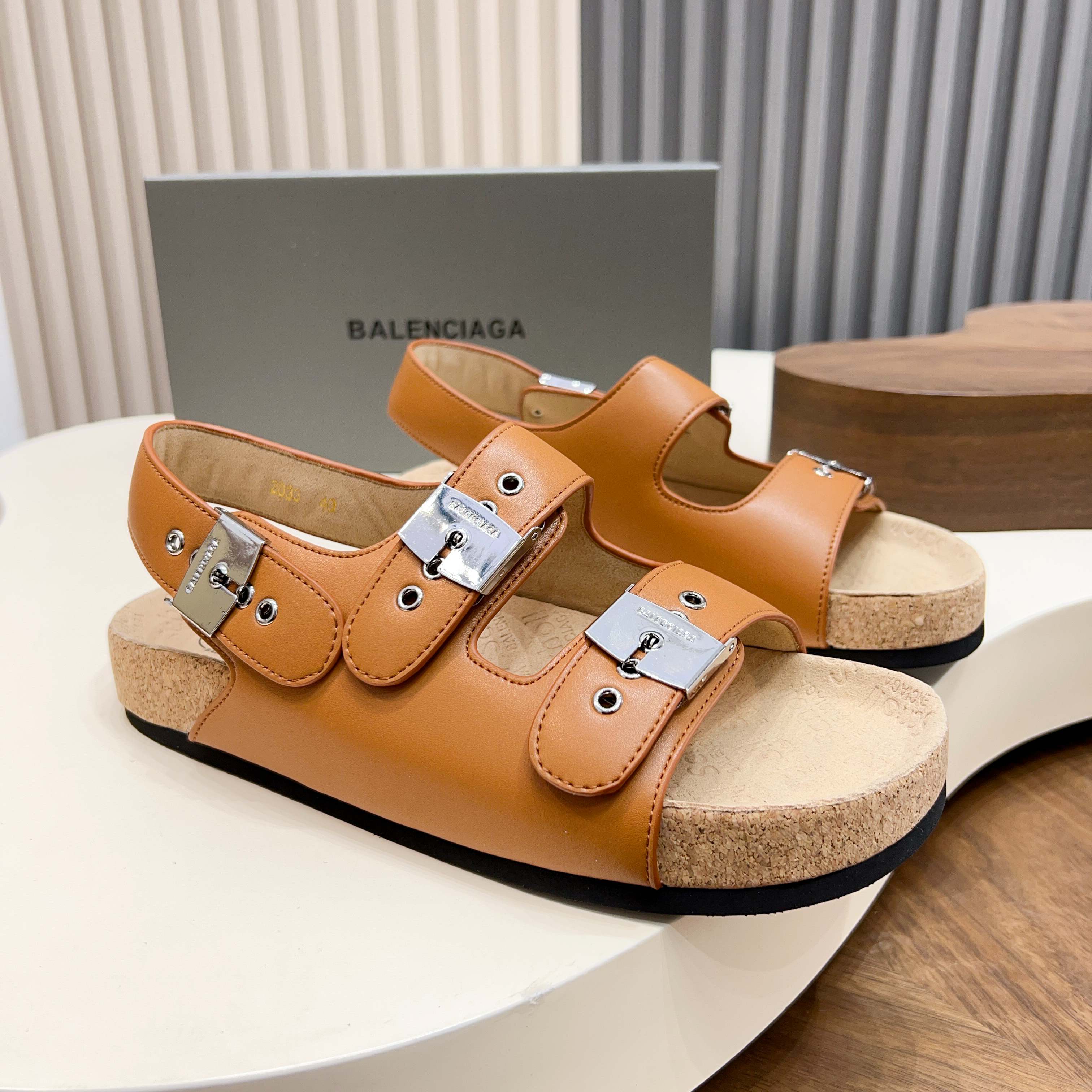 발렌시아가(Balenciaga) 버클 코르크 샌들 슬리퍼 신발