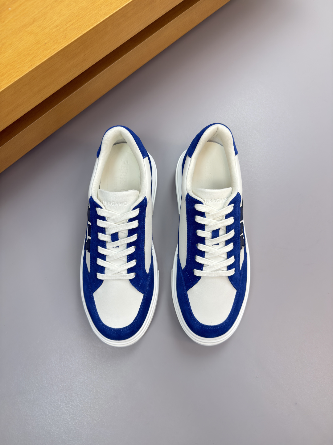 페라가모(Ferragamo) 나파 카프스킨 프리미엄 스니커즈 신발