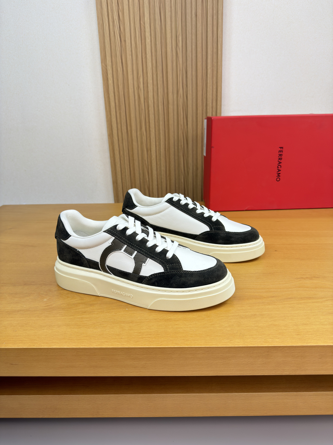 페라가모(Ferragamo) 나파 카프스킨 프리미엄 스니커즈 신발