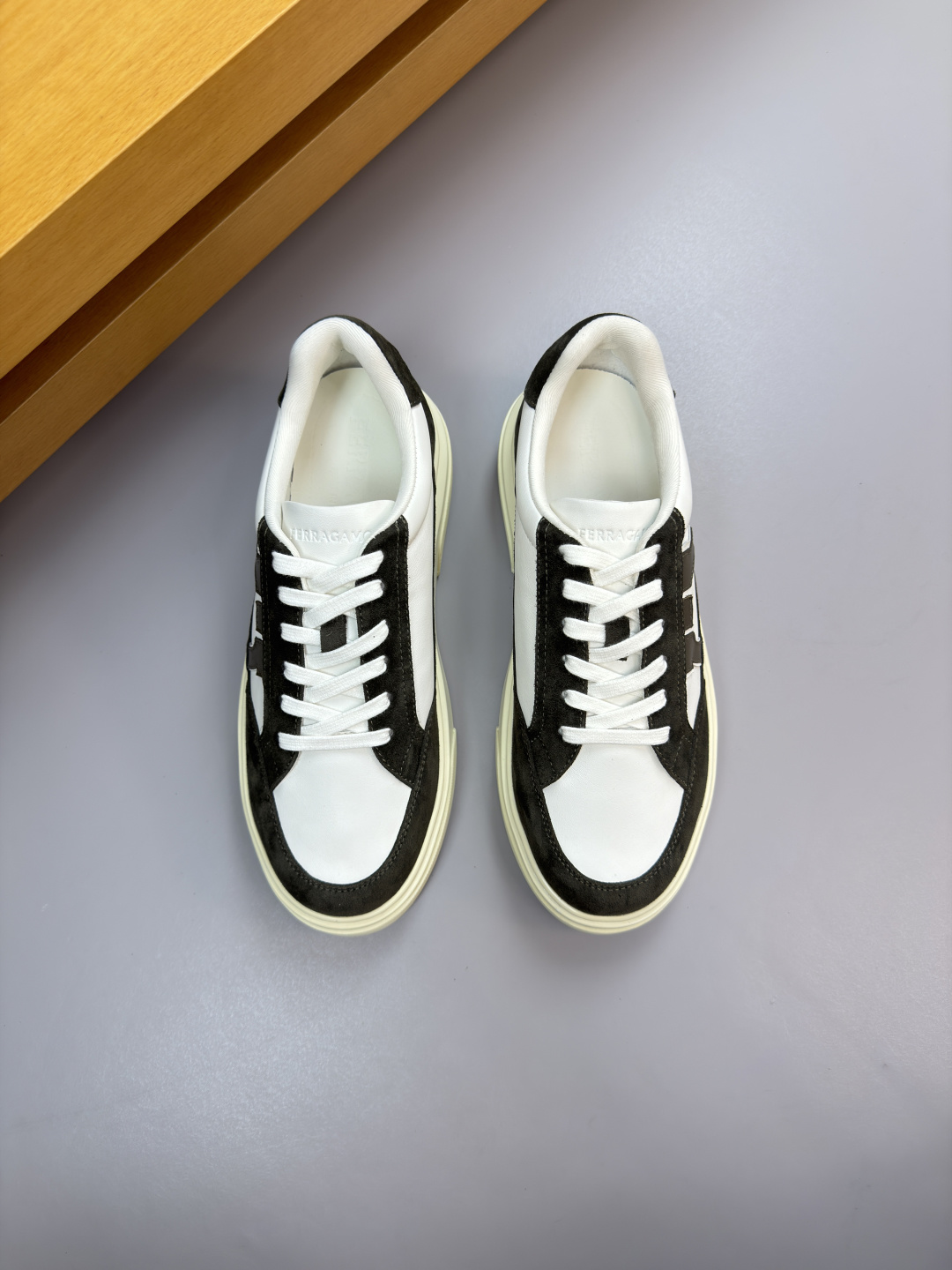 페라가모(Ferragamo) 나파 카프스킨 프리미엄 스니커즈 신발