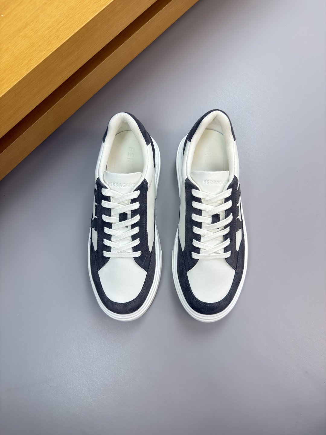 페라가모(Ferragamo) 나파 카프스킨 프리미엄 스니커즈 신발