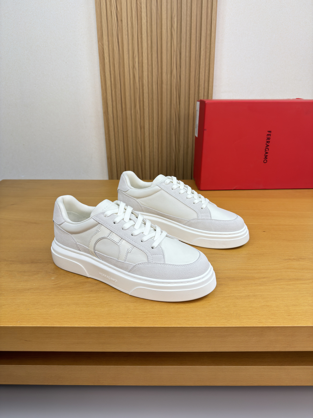 페라가모(Ferragamo) 나파 카프스킨 프리미엄 스니커즈 신발