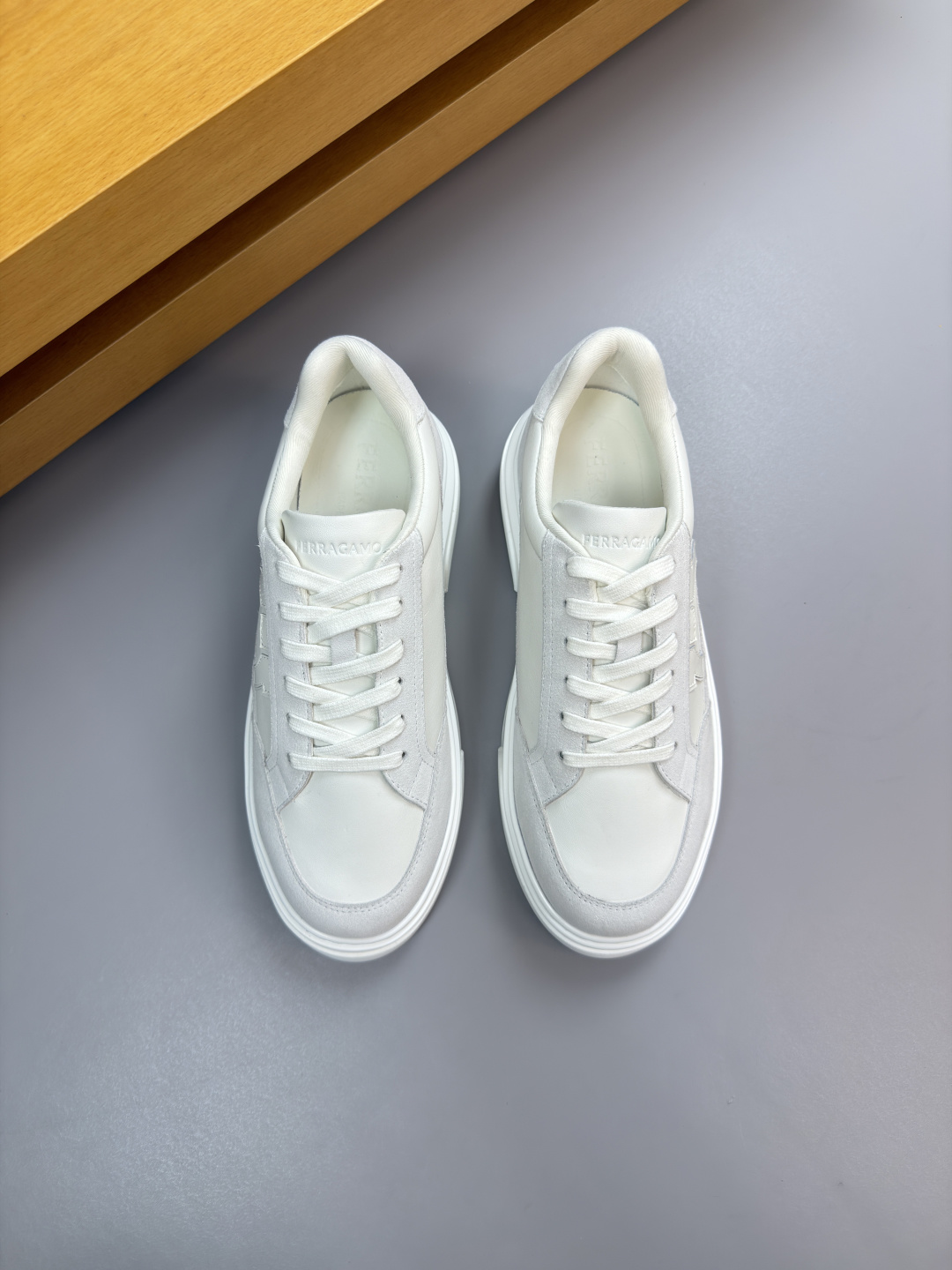 페라가모(Ferragamo) 나파 카프스킨 프리미엄 스니커즈 신발