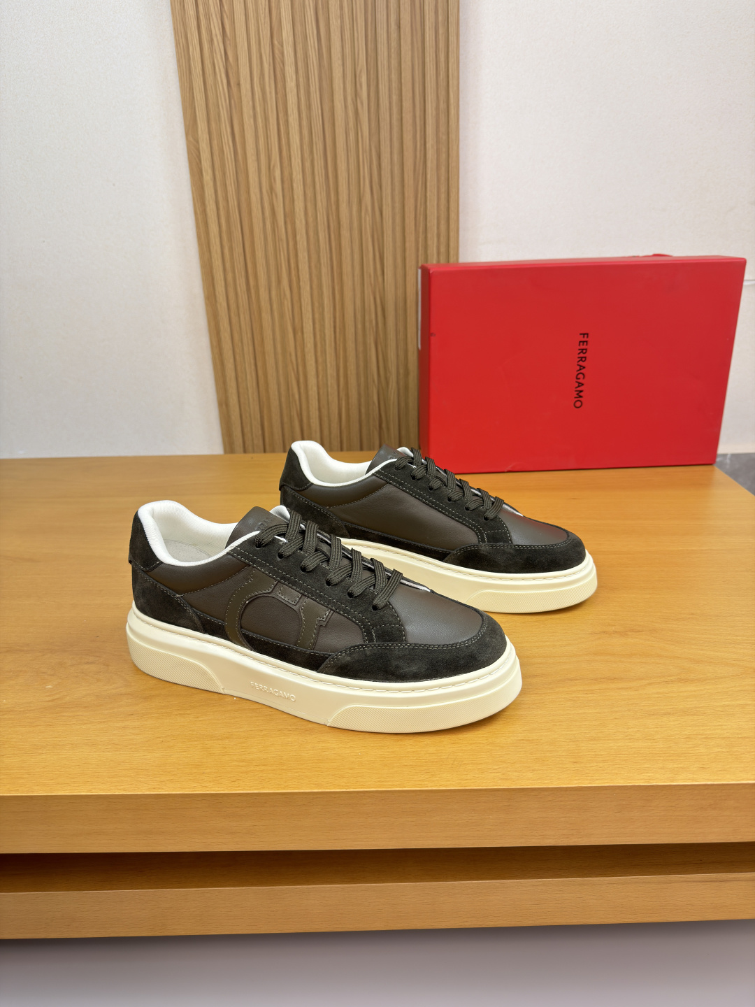 페라가모(Ferragamo) 나파 카프스킨 프리미엄 스니커즈 신발