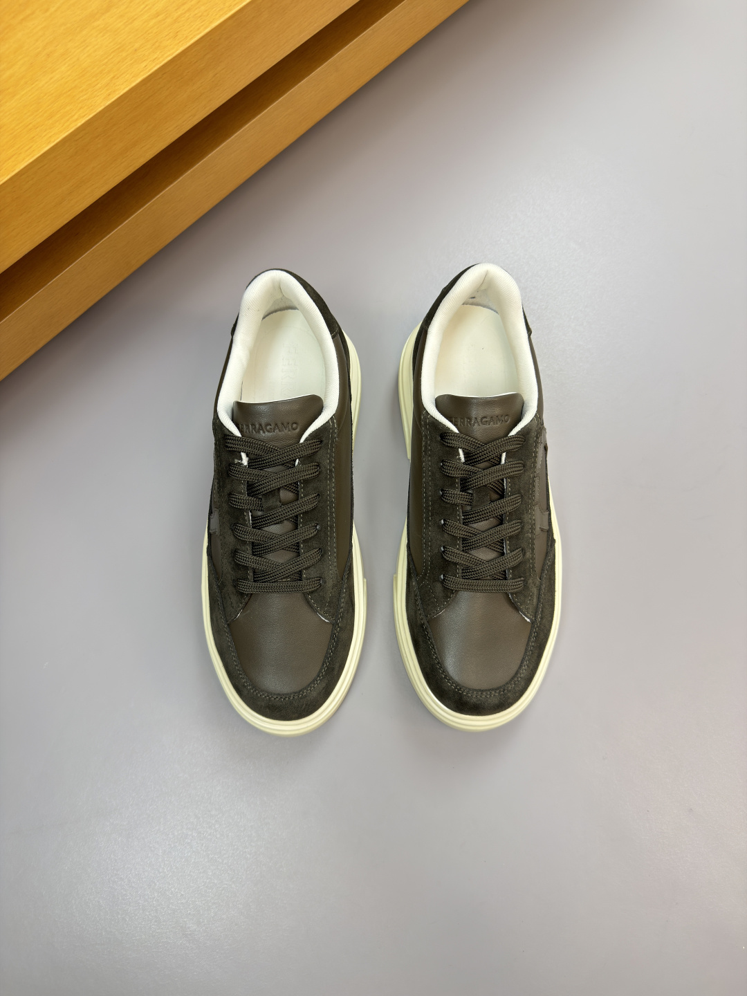 페라가모(Ferragamo) 나파 카프스킨 프리미엄 스니커즈 신발