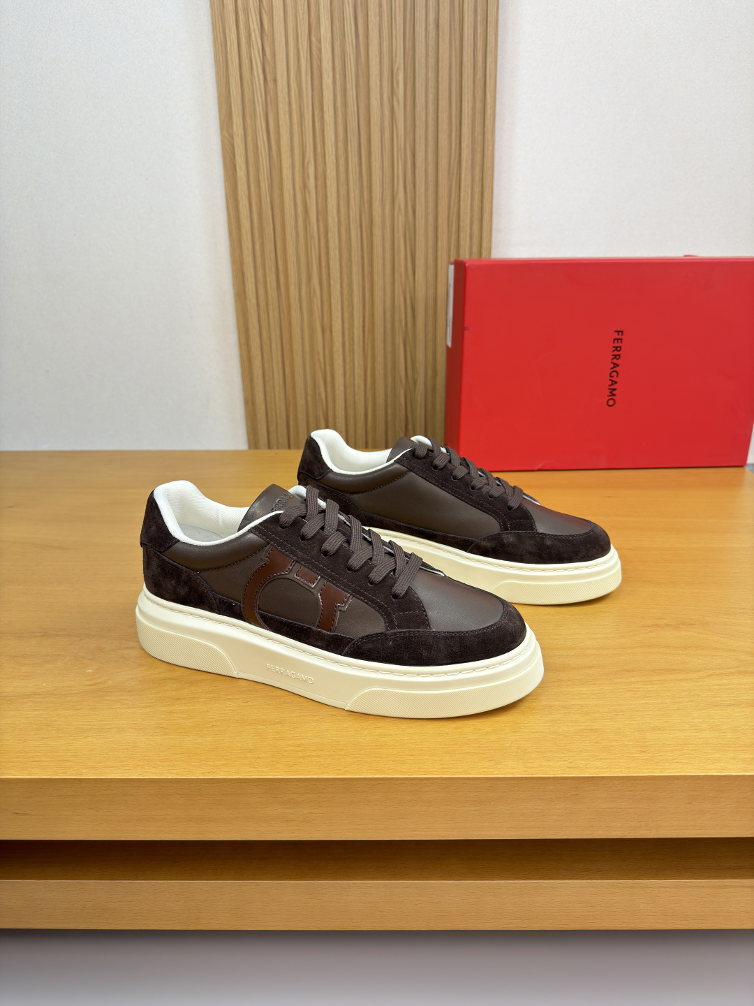 페라가모(Ferragamo) 나파 카프스킨 프리미엄 스니커즈 신발