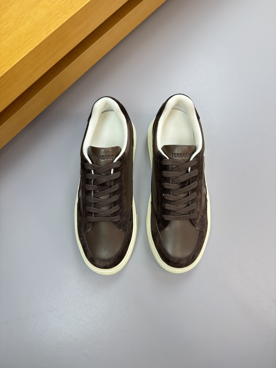 페라가모(Ferragamo) 나파 카프스킨 프리미엄 스니커즈 신발