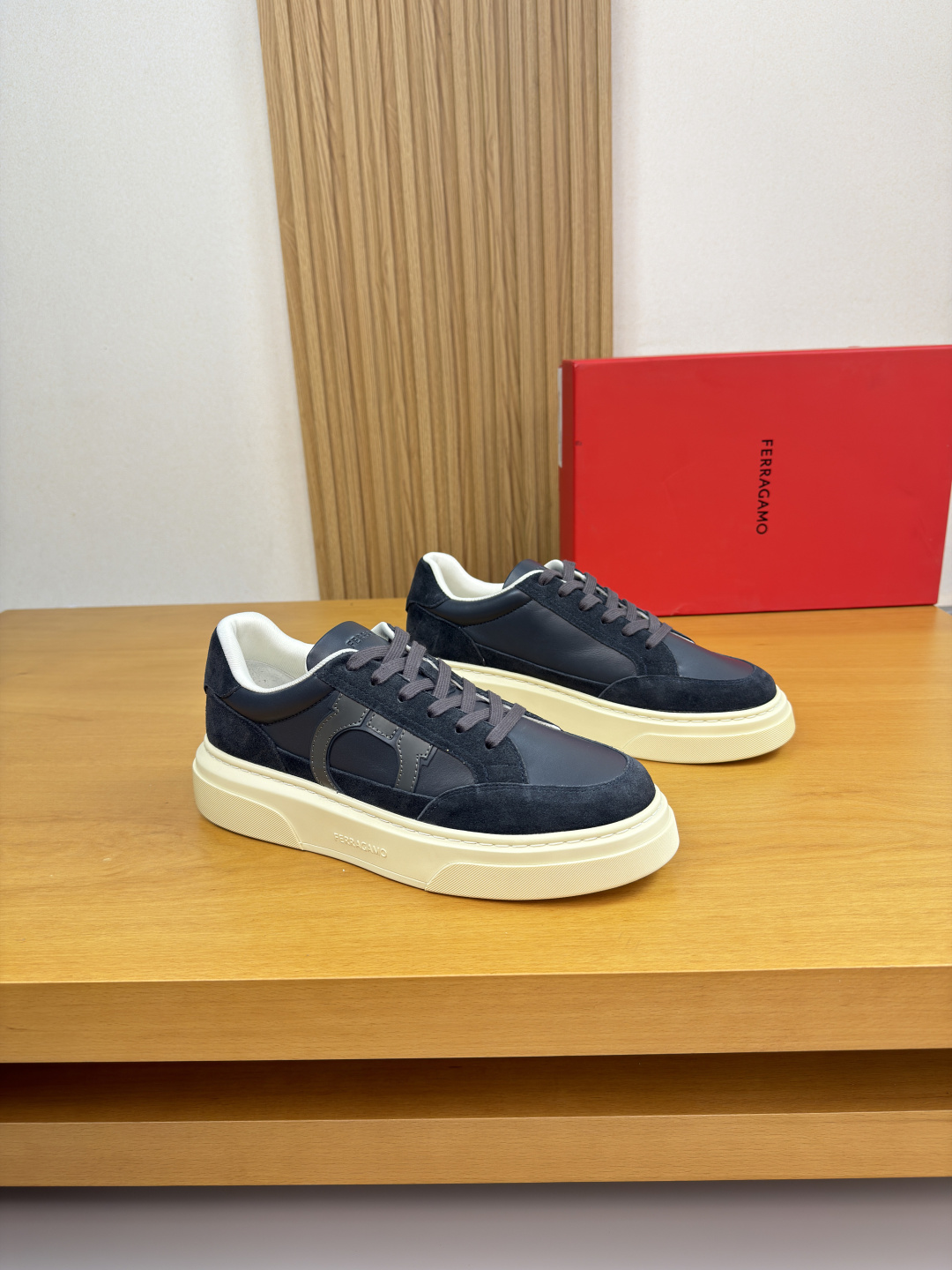 페라가모(Ferragamo) 나파 카프스킨 프리미엄 스니커즈 신발