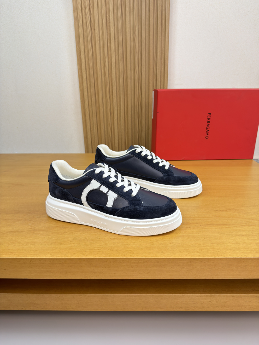 페라가모(Ferragamo) 나파 카프스킨 프리미엄 스니커즈 신발