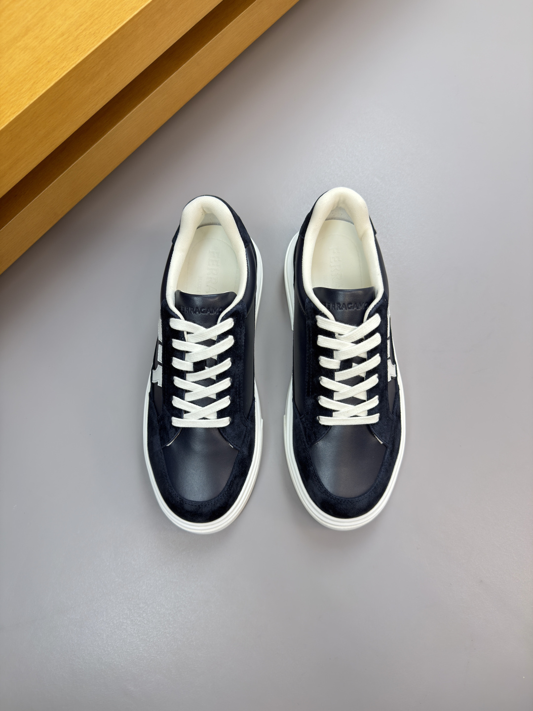 페라가모(Ferragamo) 나파 카프스킨 프리미엄 스니커즈 신발