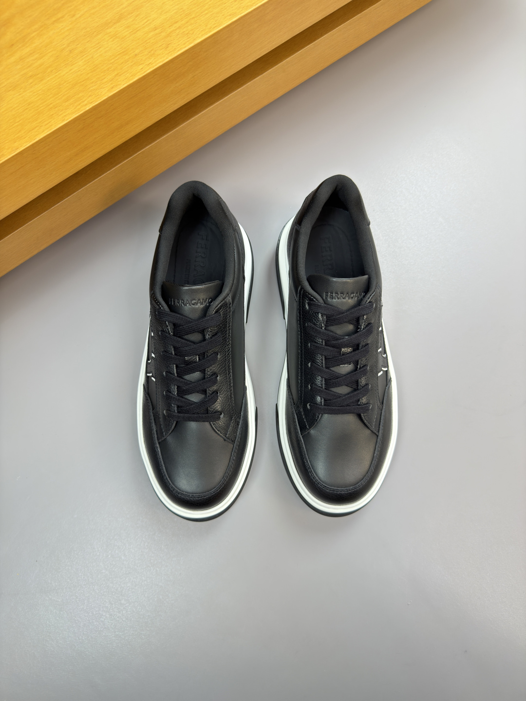 페라가모(Ferragamo) 나파 & 리치 프리미엄 스니커즈 신발