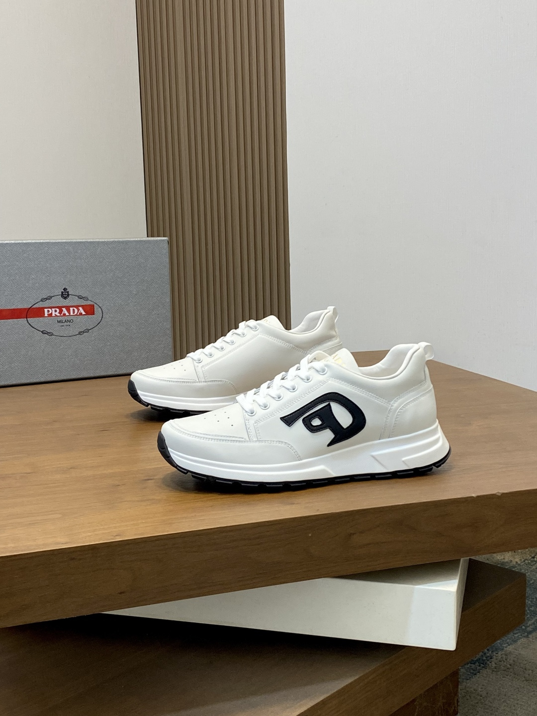 프라다(Prada) 밀라노 로고 지오메트릭 스티치 스니커즈 신발