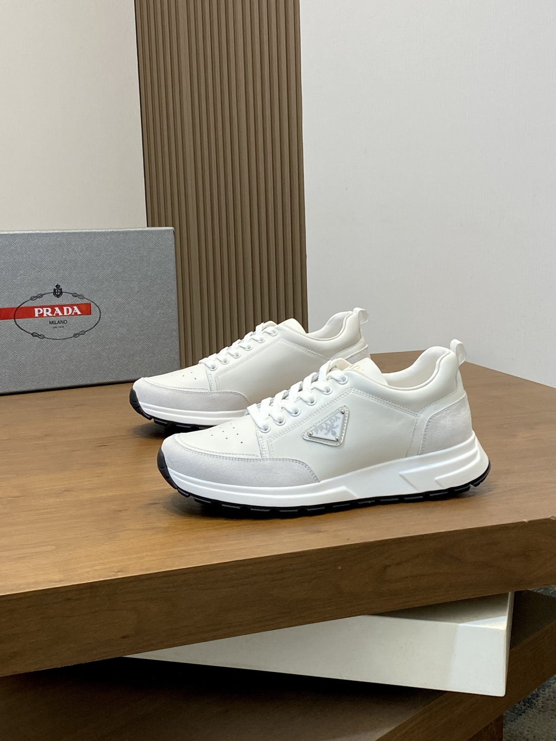 프라다(Prada) 밀라노 로고 지오메트릭 스티치 스니커즈 신발