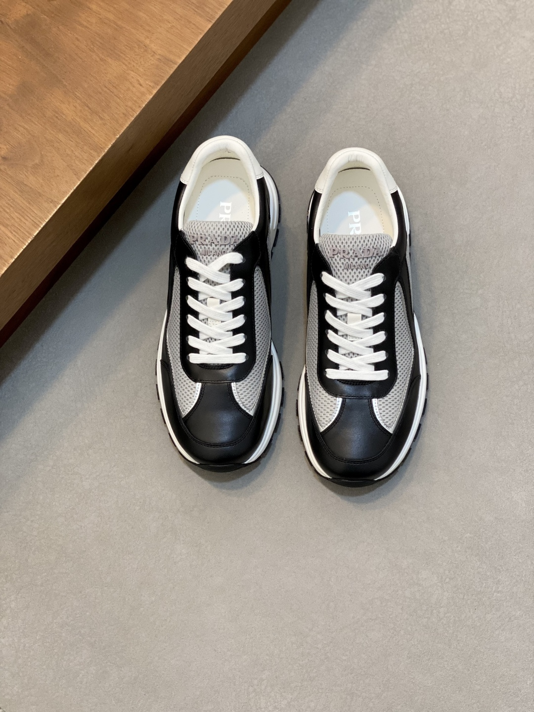 프라다(Prada) 지오메트릭 스티치 콤비 스니커즈 신발