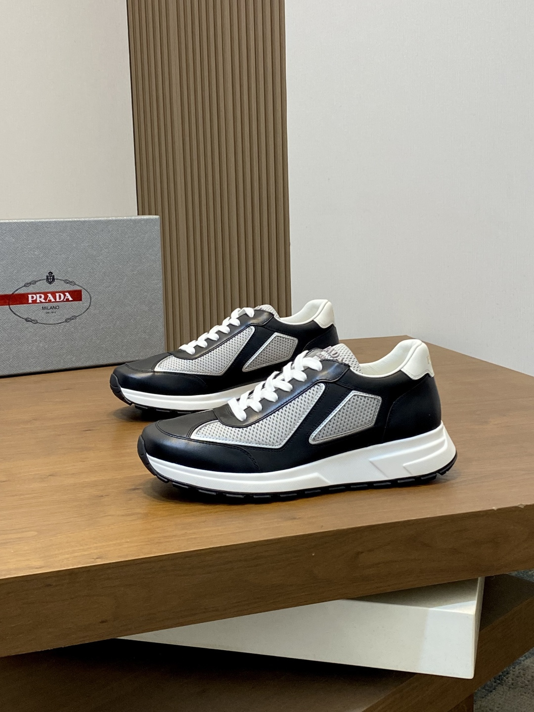 프라다(Prada) 지오메트릭 스티치 콤비 스니커즈 신발