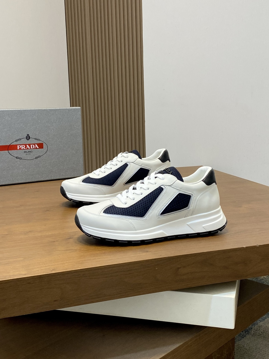 프라다(Prada) 지오메트릭 스티치 콤비 스니커즈 신발