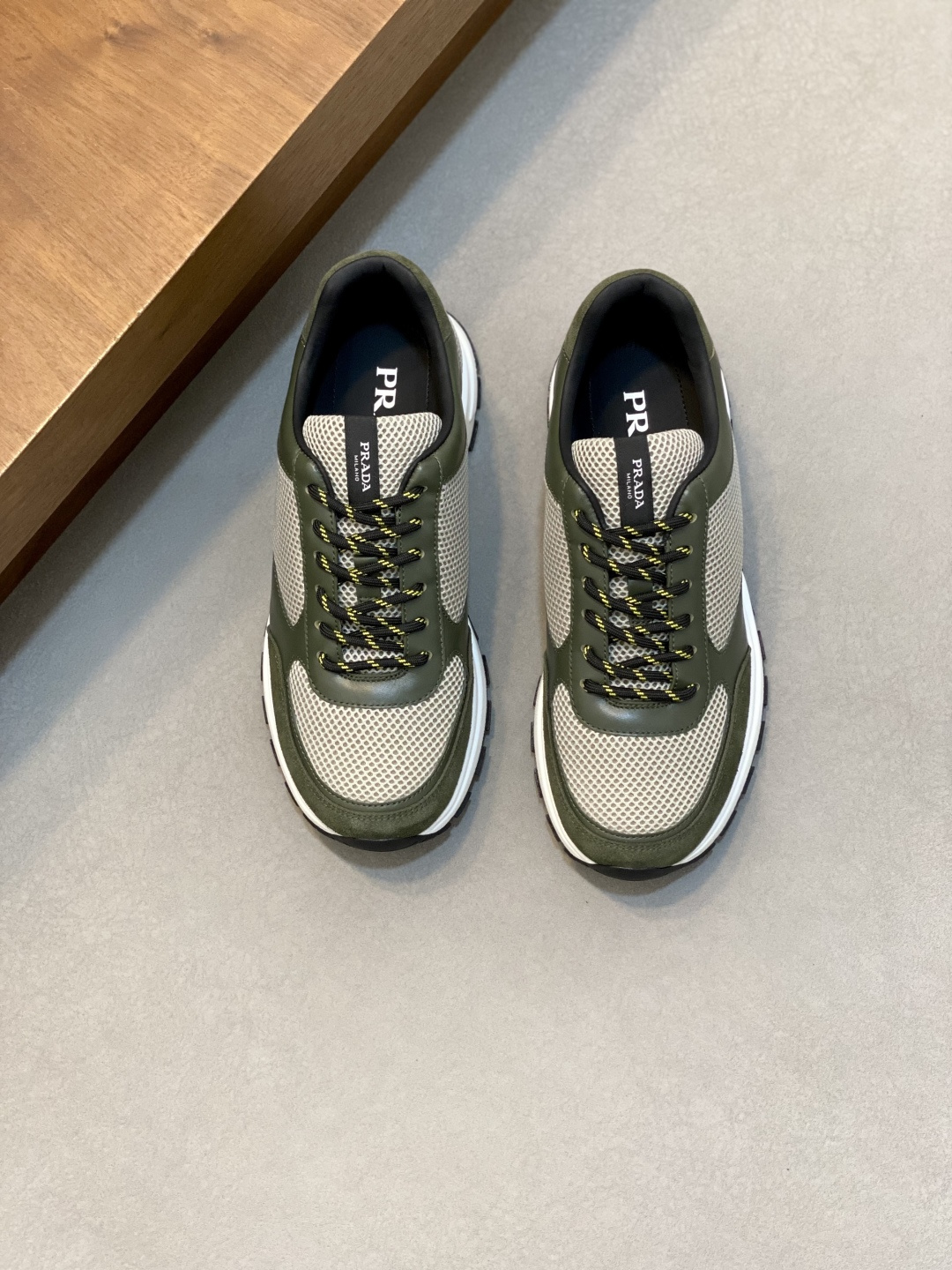 프라다(Prada) 지오메트릭 스티치 콤비 스니커즈 신발