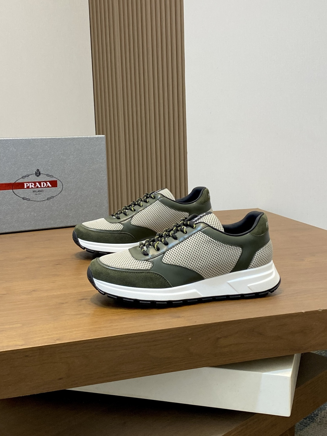 프라다(Prada) 지오메트릭 스티치 콤비 스니커즈 신발