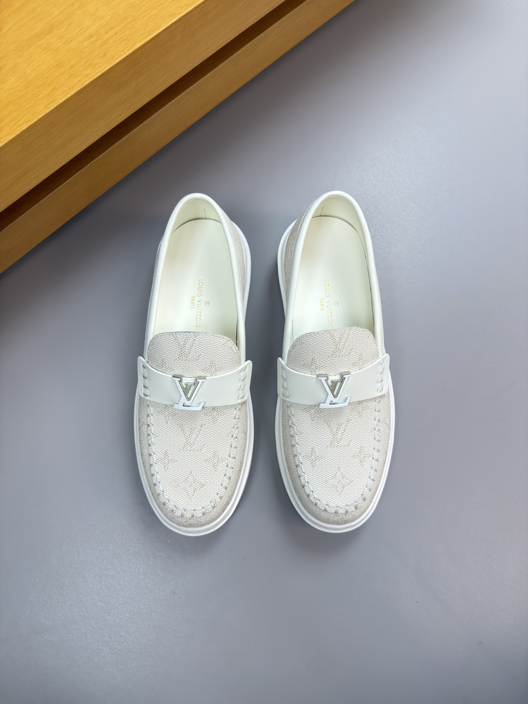 루이비통(LV) 나파 레더 & 모노그램 마크 스티치 스니커즈 슬립온 로퍼 신발