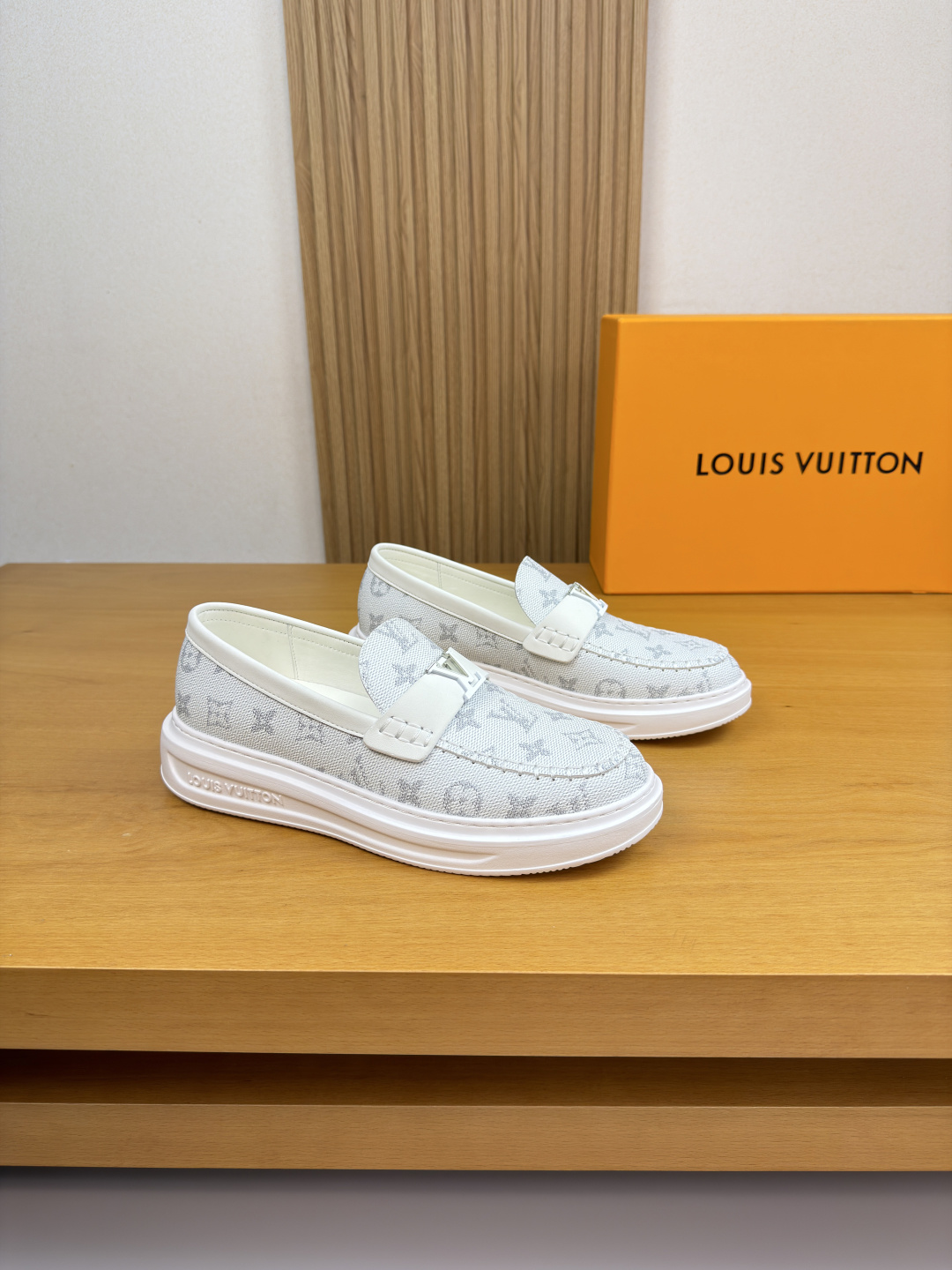 루이비통(LV) 나파 레더 & 모노그램 마크 스티치 스니커즈 슬립온 로퍼 신발