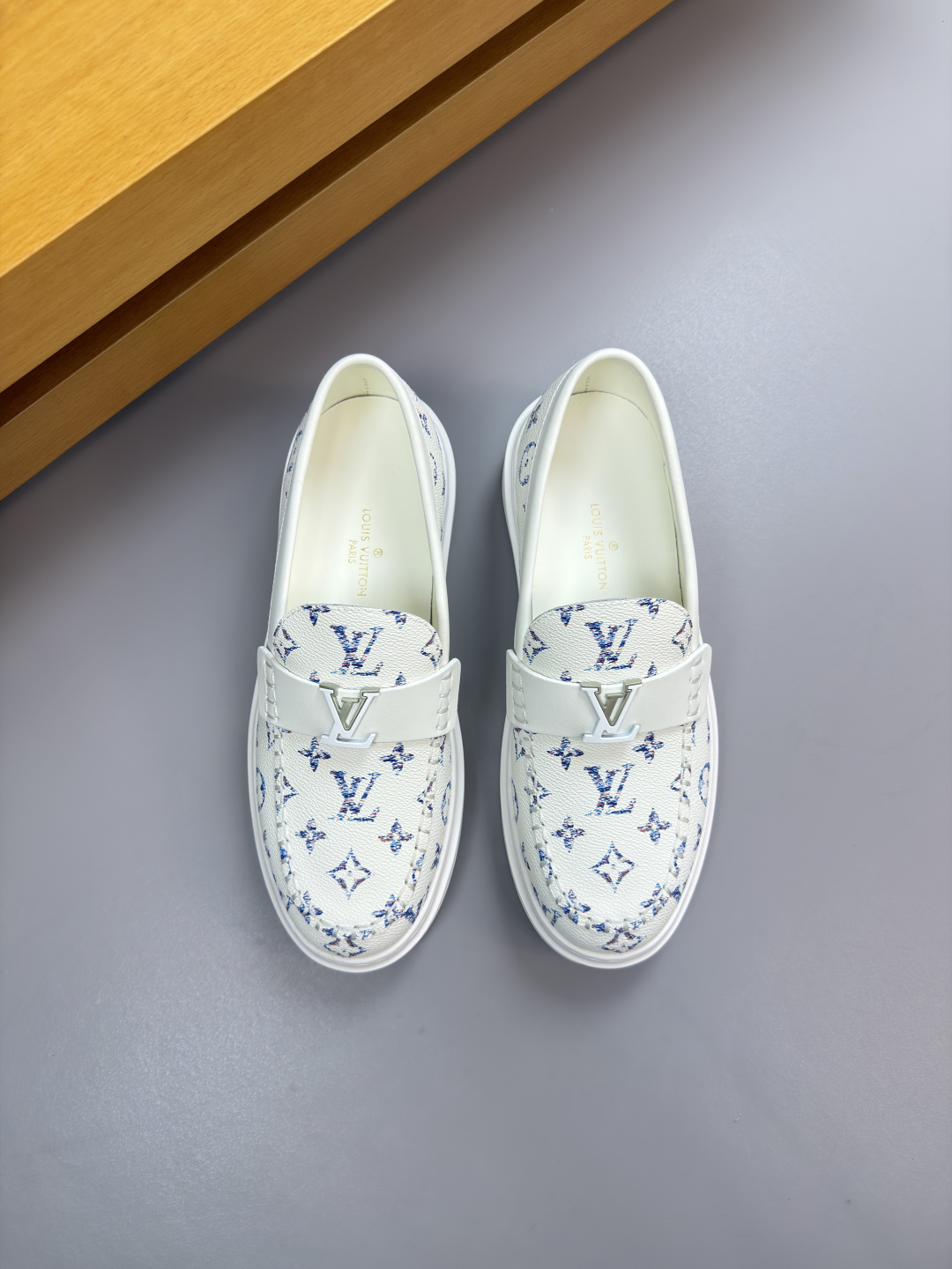 루이비통(LV) 나파 레더 & 모노그램 마크 스티치 스니커즈 슬립온 로퍼 신발
