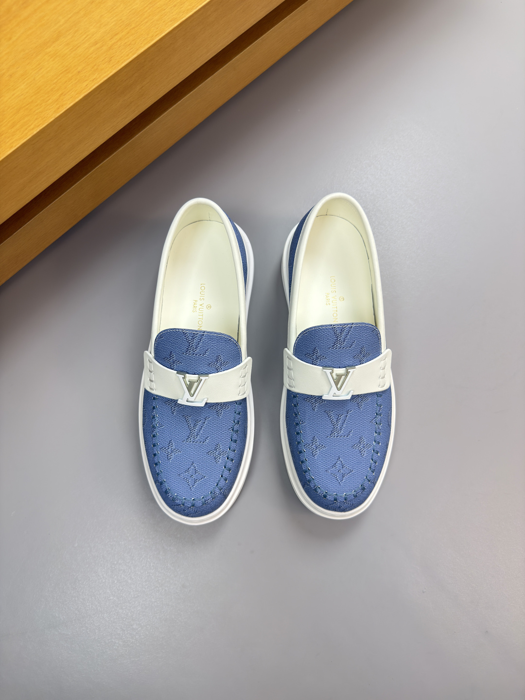 루이비통(LV) 나파 레더 & 모노그램 마크 스티치 스니커즈 슬립온 로퍼 신발