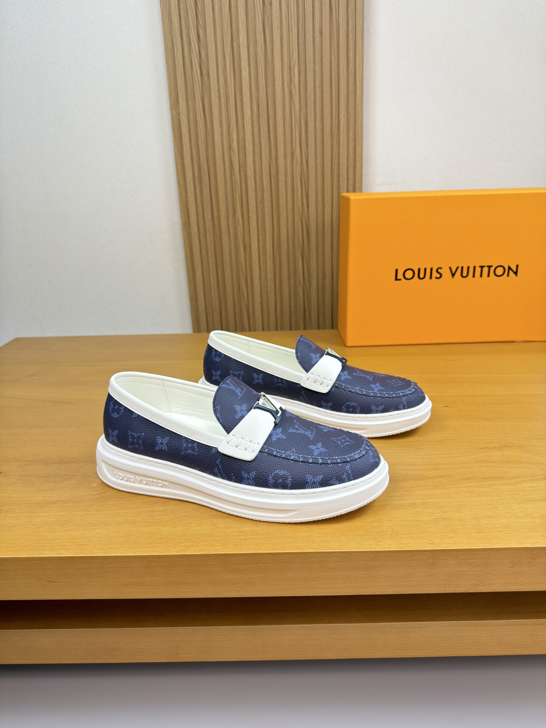 루이비통(LV) 나파 레더 & 모노그램 마크 스티치 스니커즈 슬립온 로퍼 신발