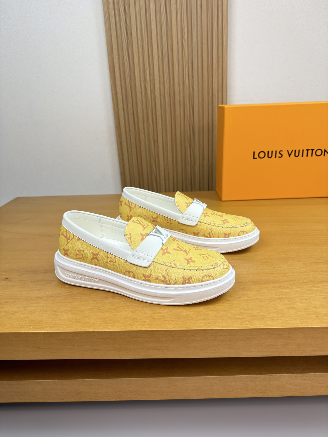 루이비통(LV) 나파 레더 & 모노그램 마크 스티치 스니커즈 신발