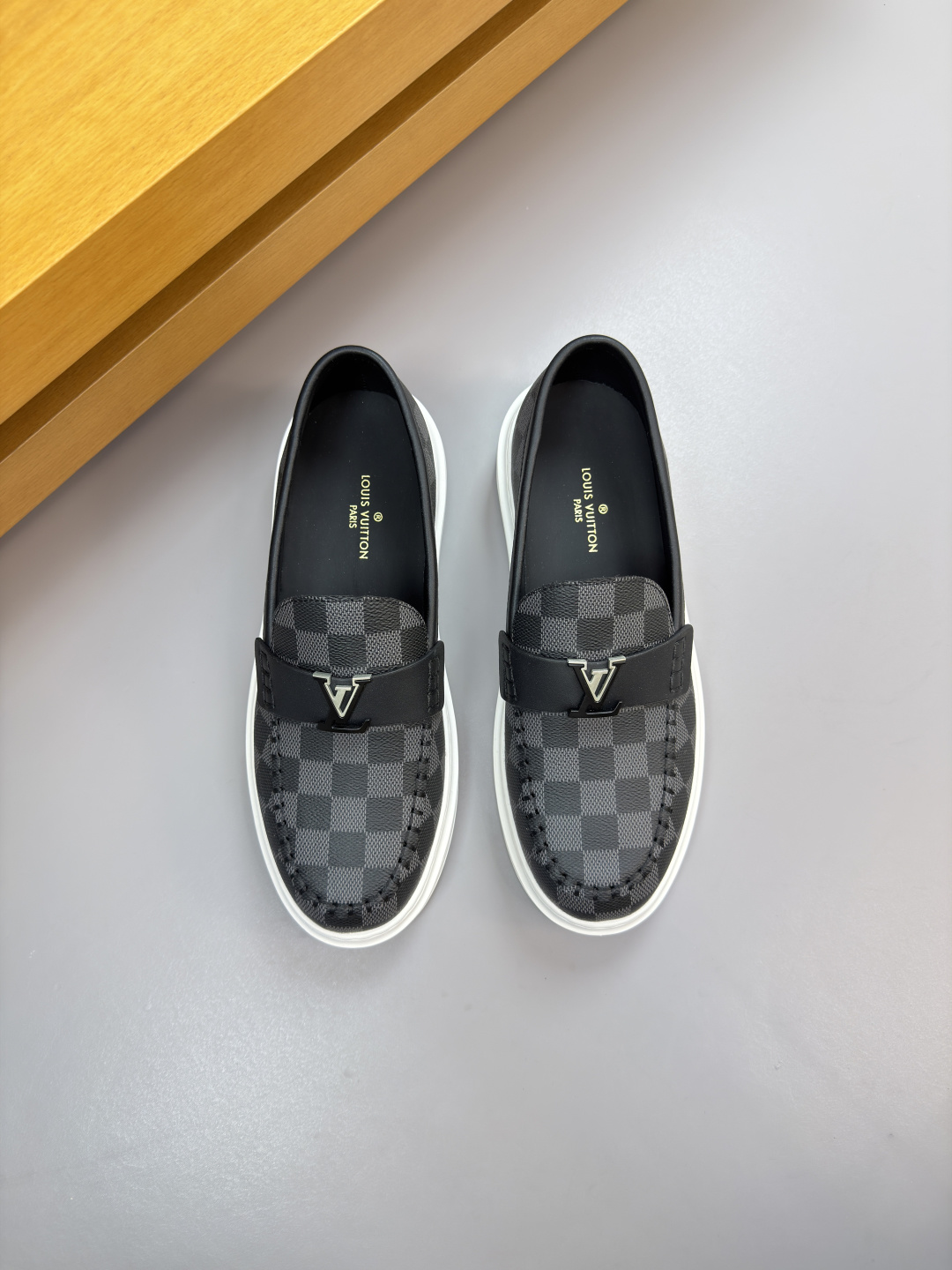 루이비통(LV) 나파 레더 & 모노그램 마크 스티치 스니커즈 신발