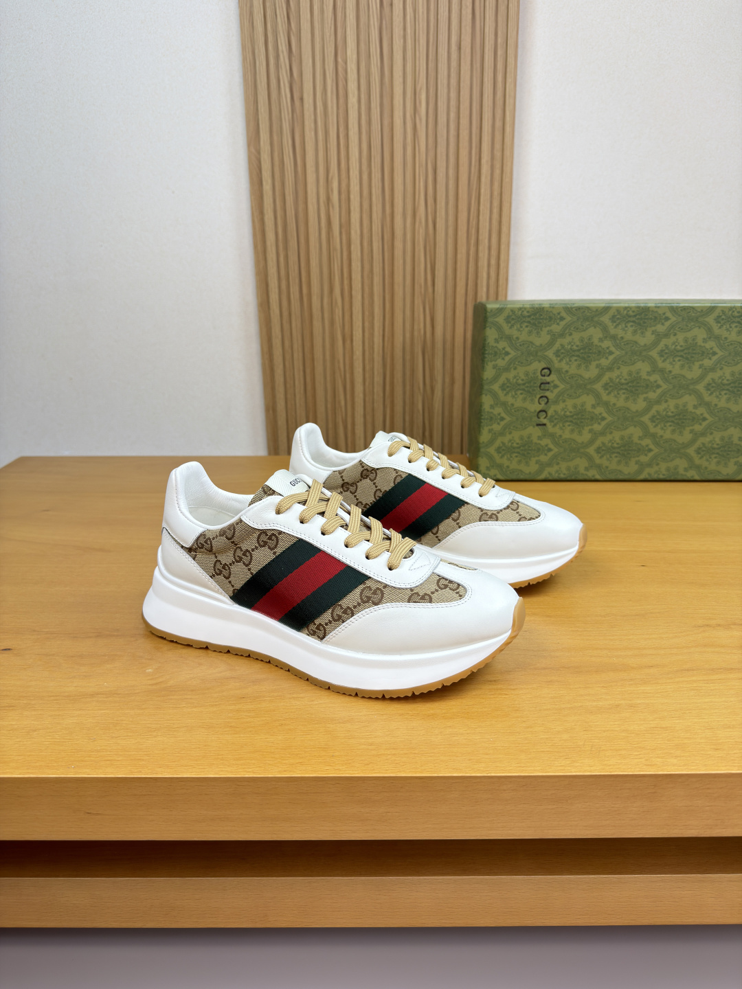 구찌(Gucci) 나파 레더 & 시그니처 웹(Web) 스니커즈 신발