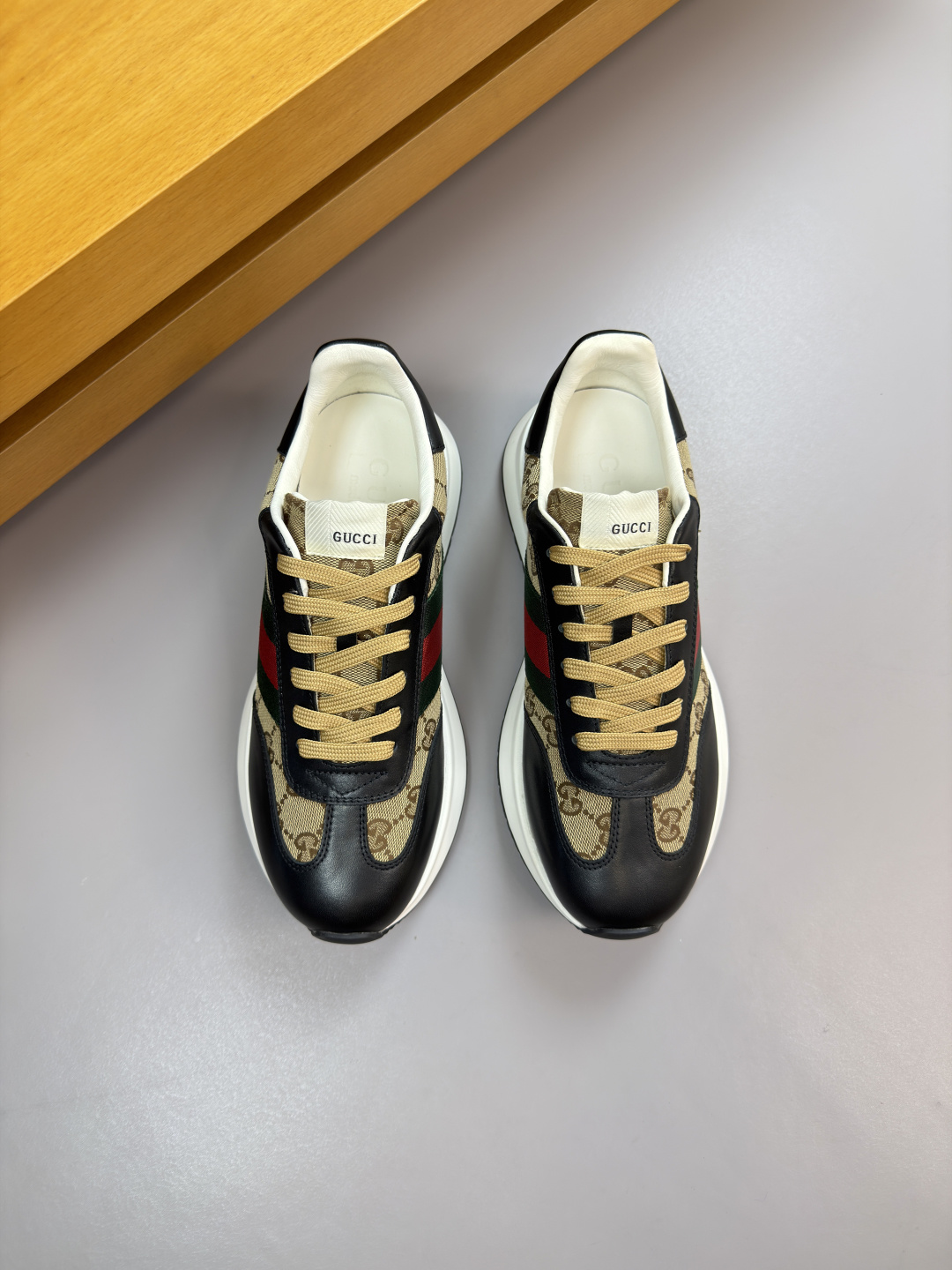 구찌(Gucci) 나파 레더 & 시그니처 웹(Web) 스니커즈 신발