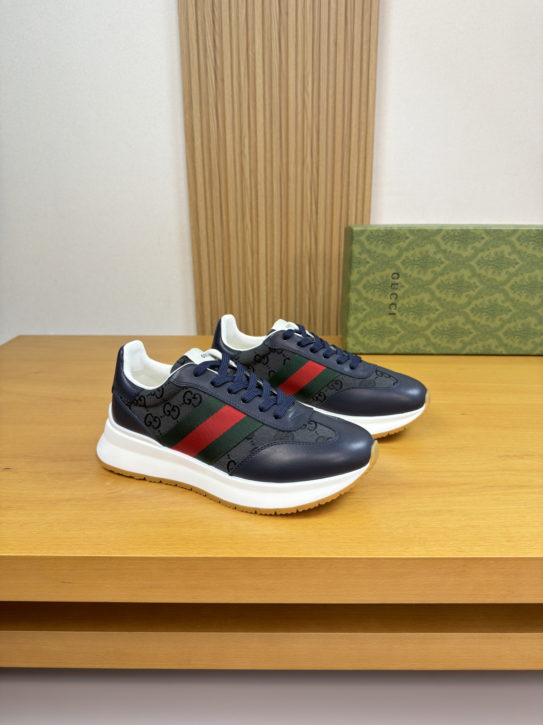 구찌(Gucci) 나파 레더 & 시그니처 웹(Web) 스니커즈 신발