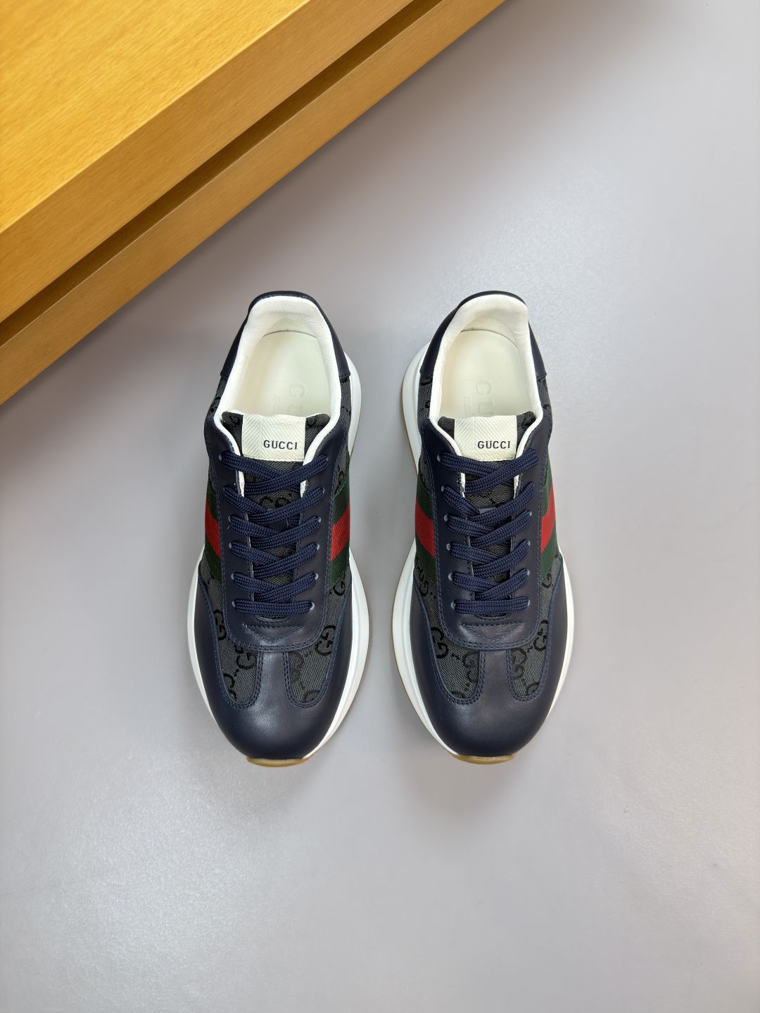 구찌(Gucci) 나파 레더 & 시그니처 웹(Web) 스니커즈 신발