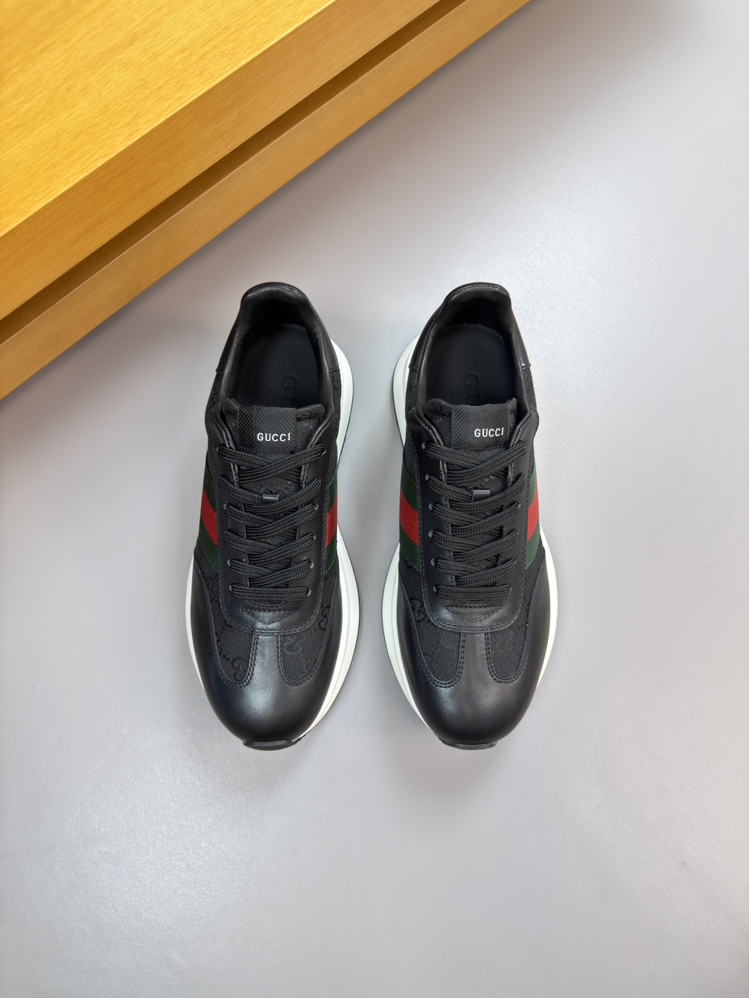 구찌(Gucci) 나파 레더 & 시그니처 웹(Web) 스니커즈 신발