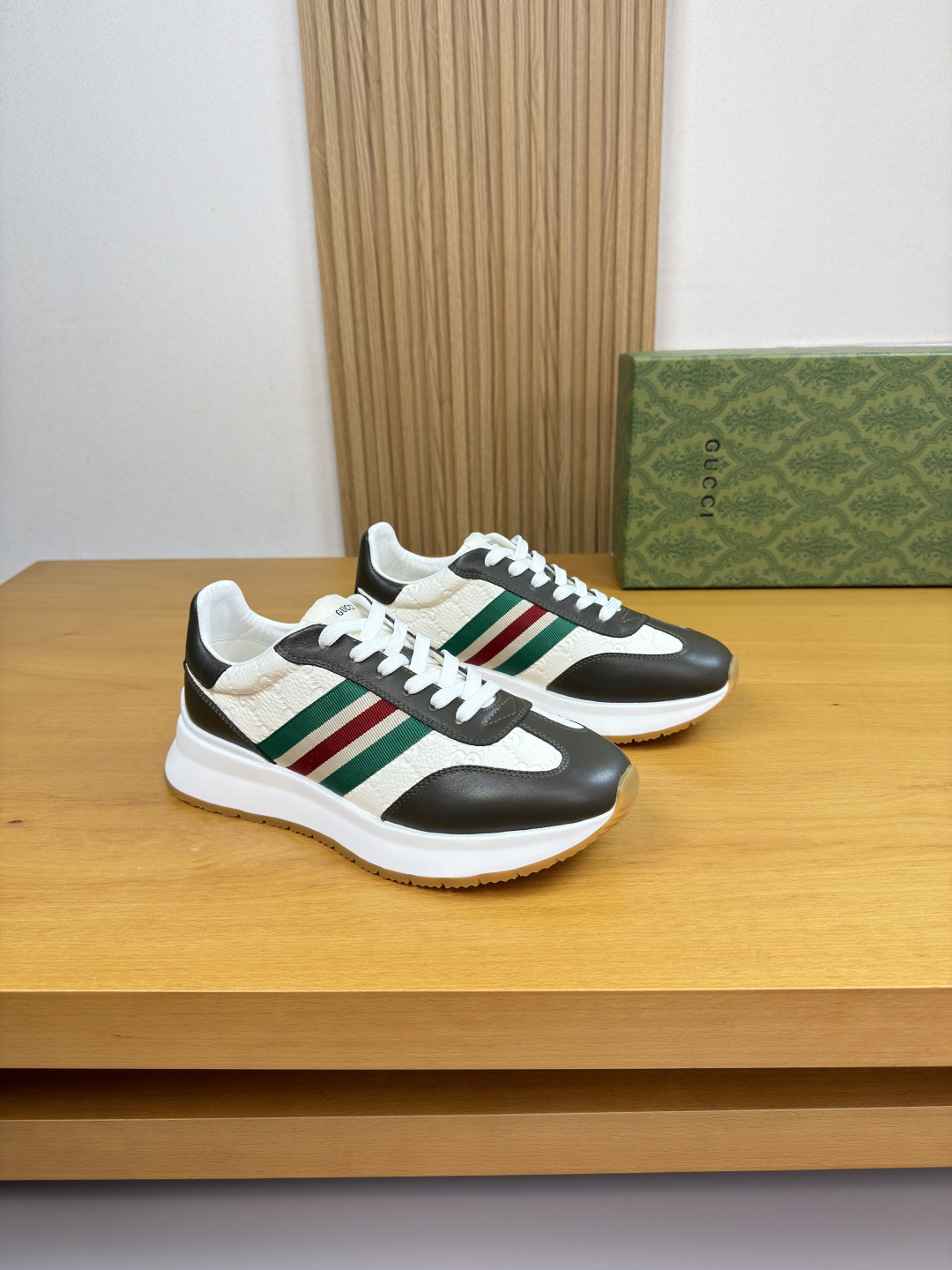 구찌(Gucci) 나파 & 리치 엠보싱 웹(Web) 스니커즈 신발