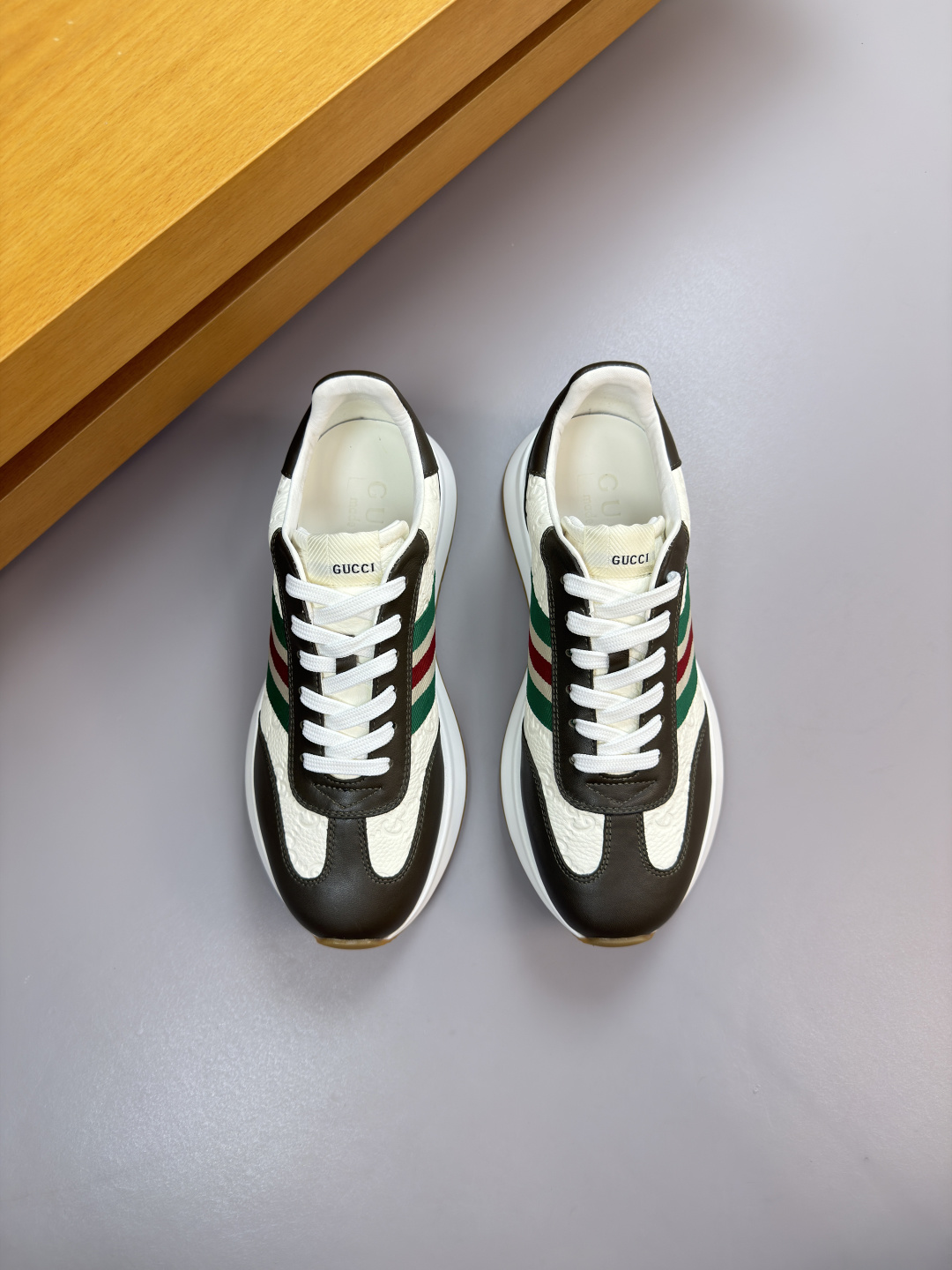 구찌(Gucci) 나파 & 리치 엠보싱 웹(Web) 스니커즈 신발