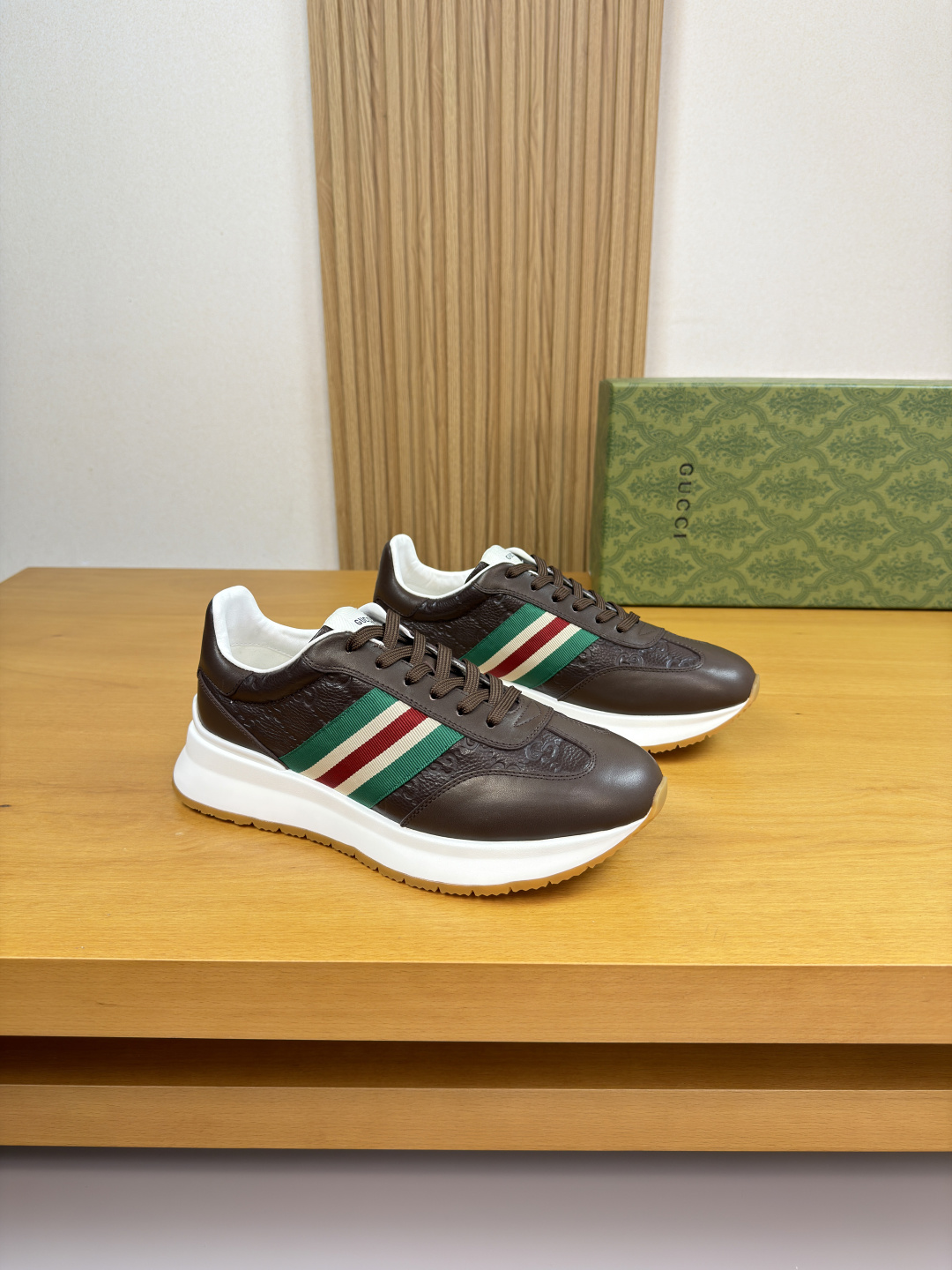 구찌(Gucci) 나파 & 리치 엠보싱 웹(Web) 스니커즈 신발