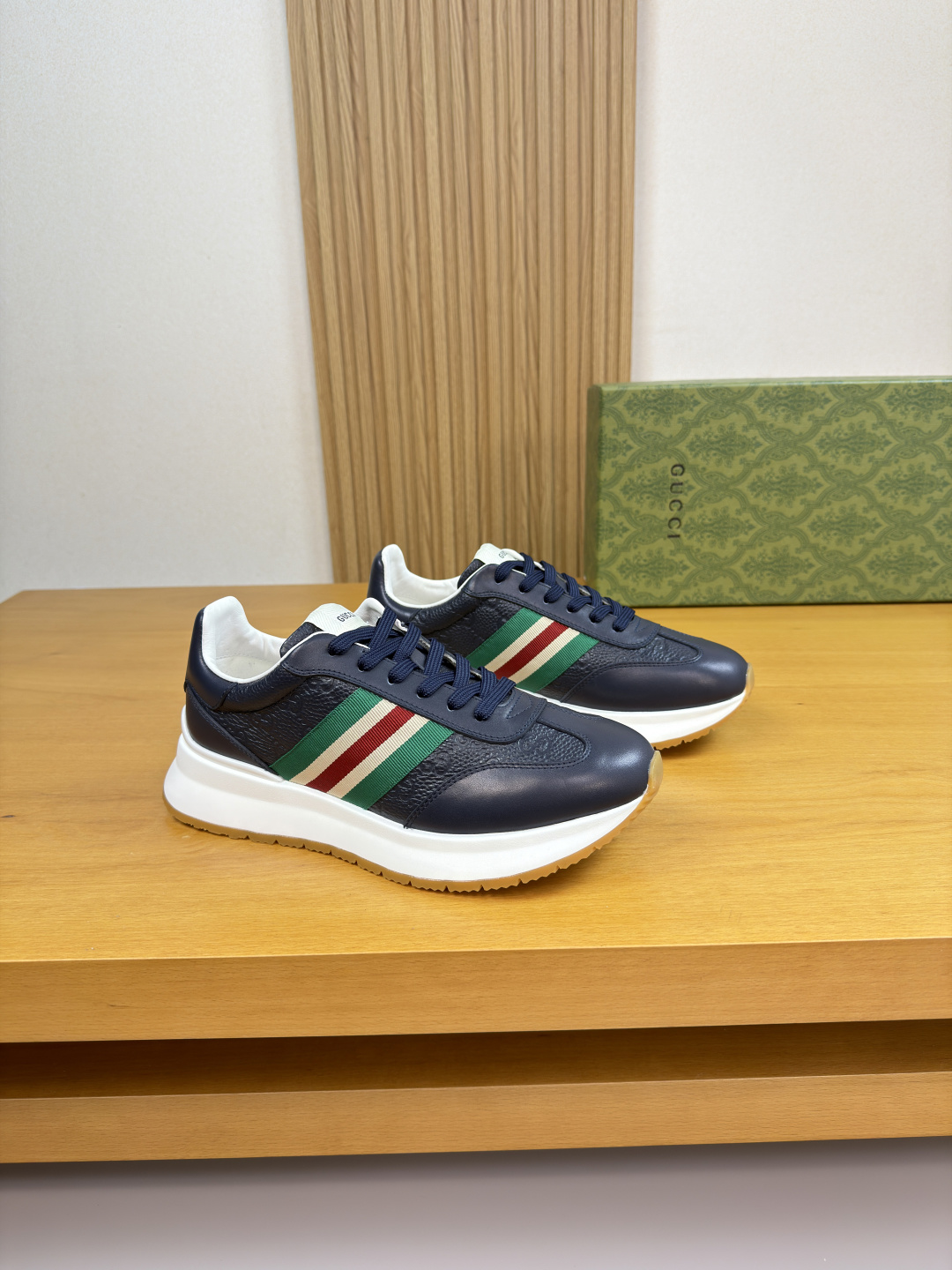 구찌(Gucci) 나파 & 리치 엠보싱 웹(Web) 스니커즈 신발