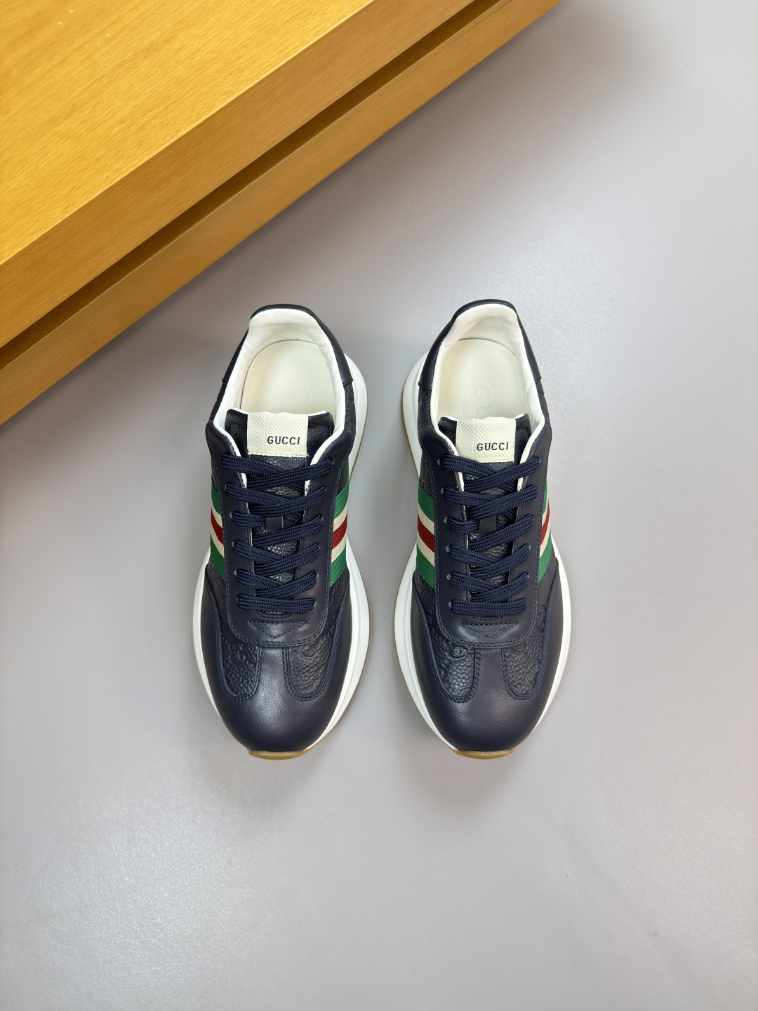 구찌(Gucci) 나파 & 리치 엠보싱 웹(Web) 스니커즈 신발