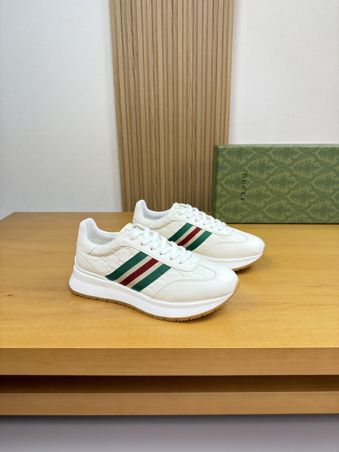 구찌(Gucci) 나파 & 리치 엠보싱 웹(Web) 스니커즈 신발